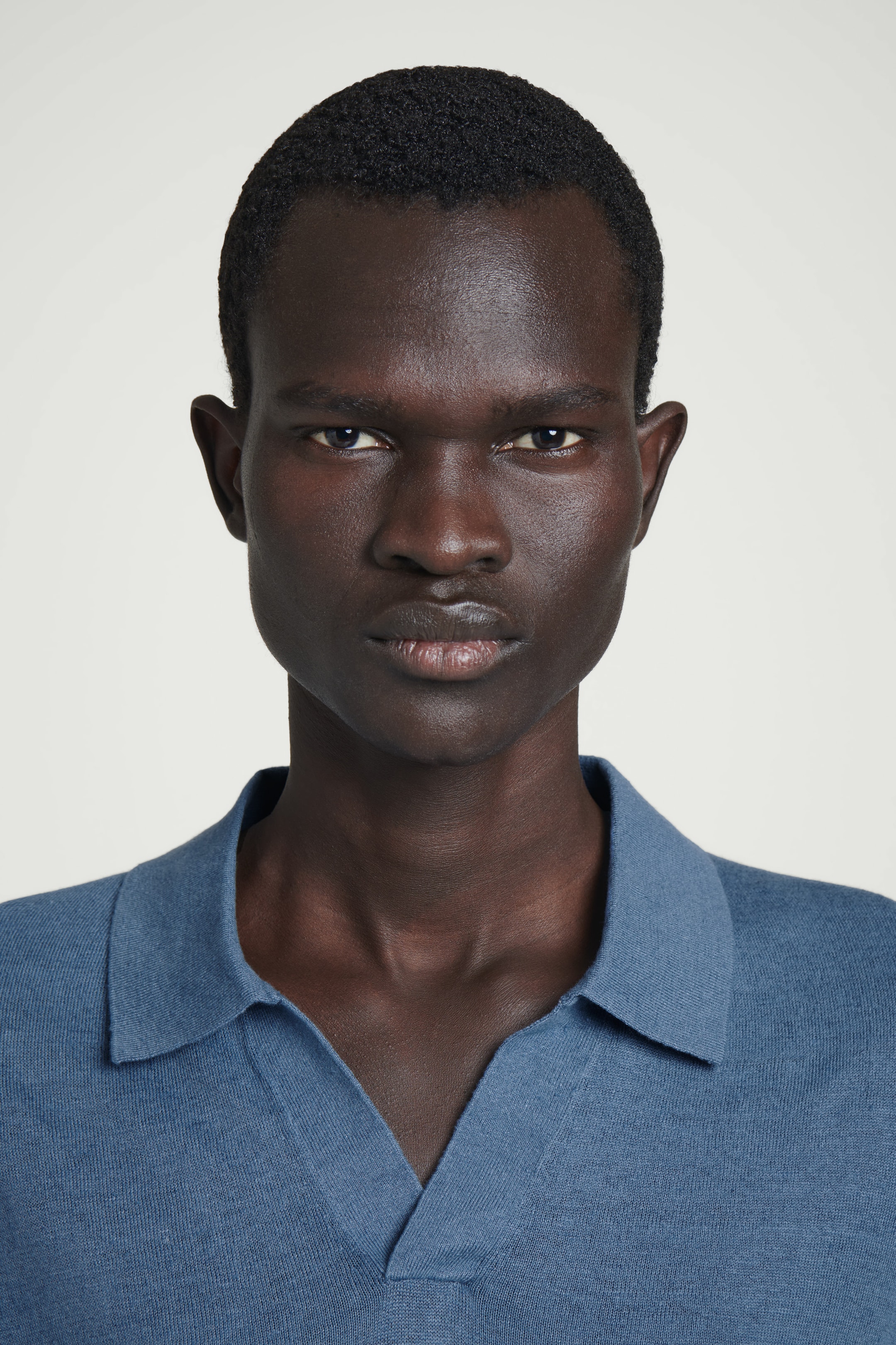 Größeres Bild ansehen: GESTRICKTES POLOSHIRT AUS LEINEN - Blau - Men | H&M DE 5