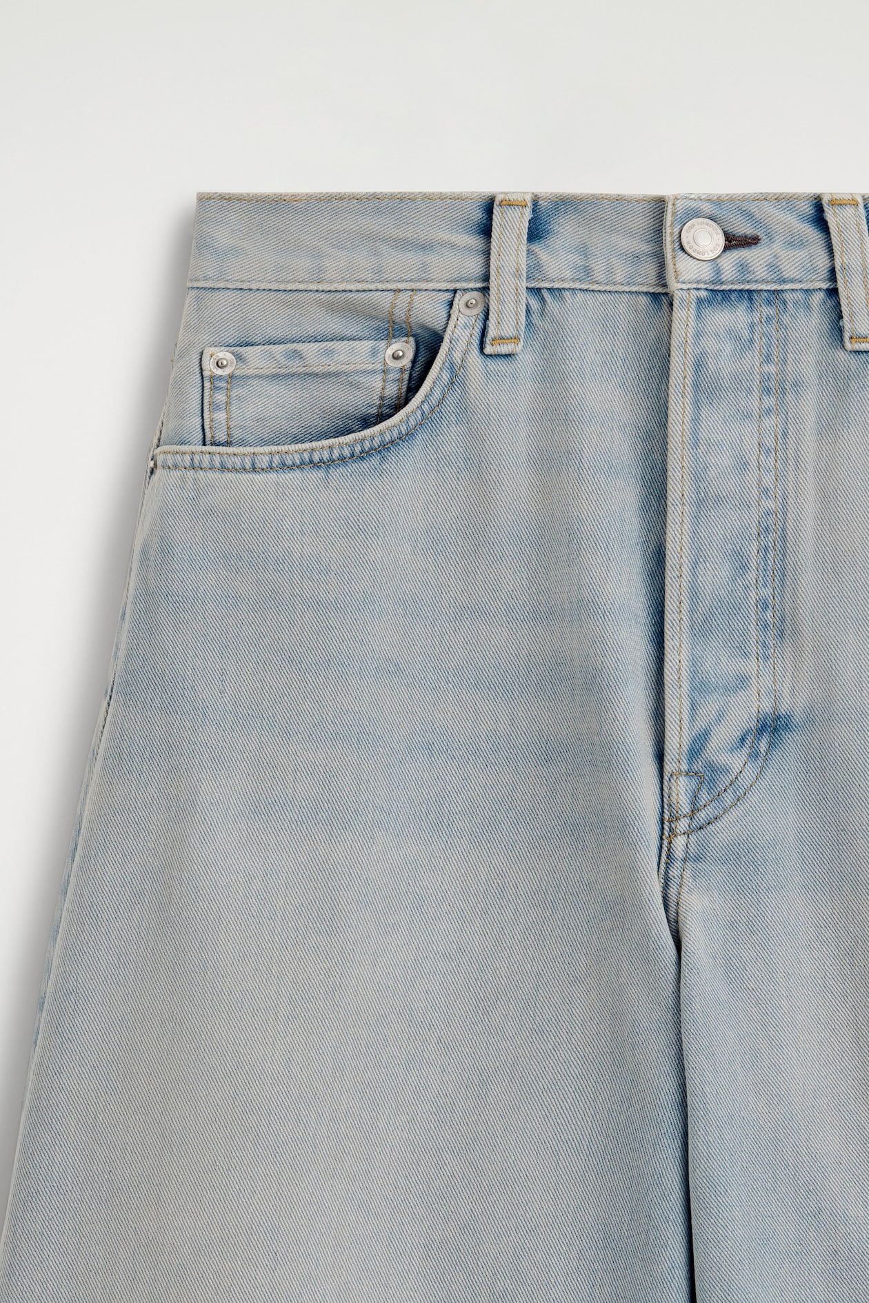 KNEE-LENGTH DENIM SHORTS — LIGHT BLUE