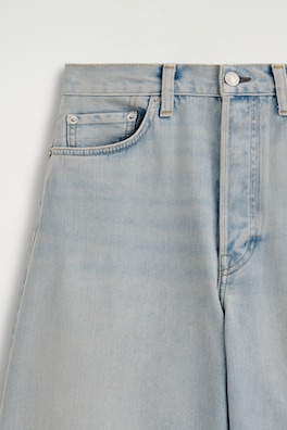 KNEE-LENGTH DENIM SHORTS — LIGHT BLUE 5