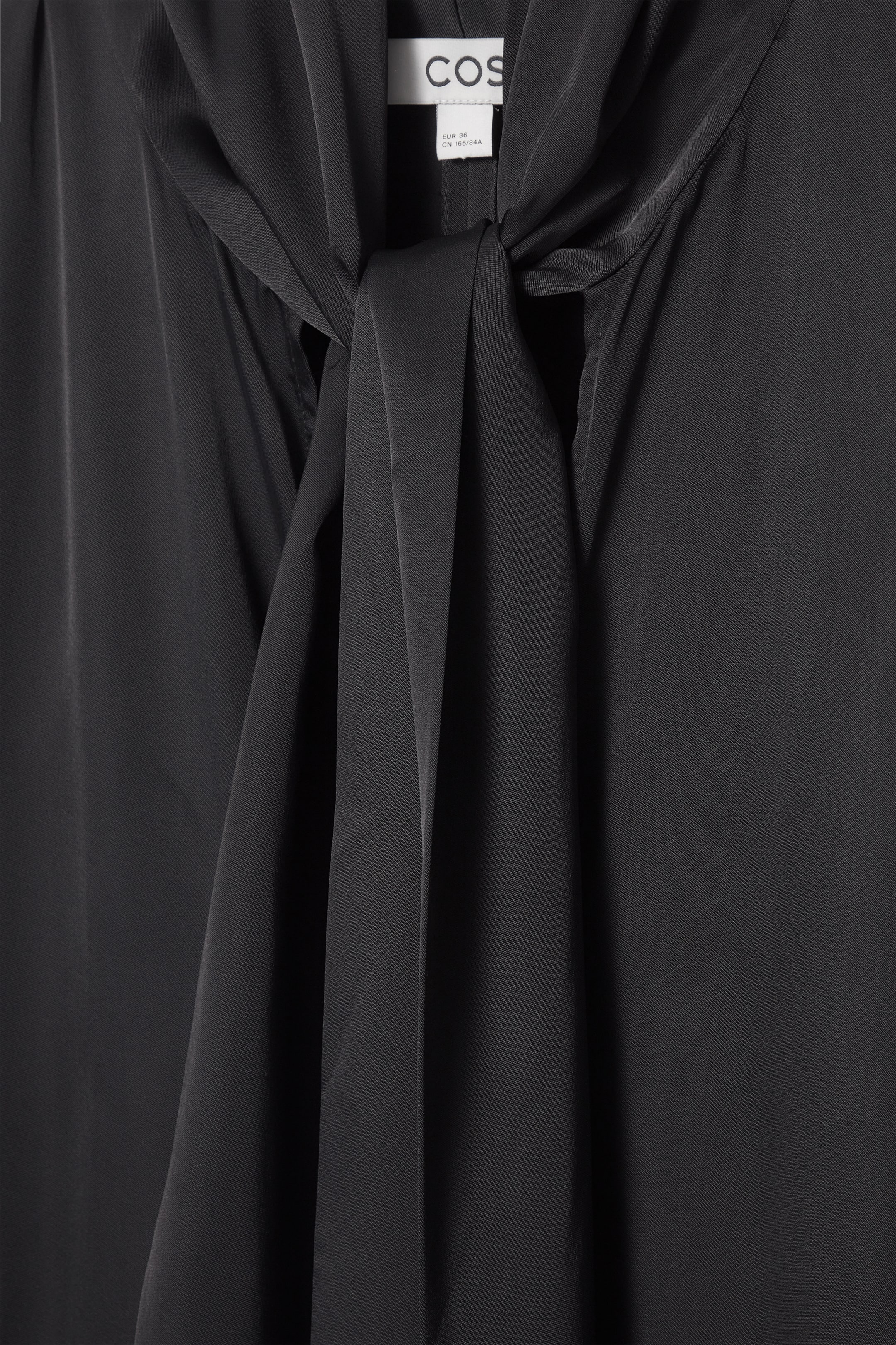 Grösseres Bild ansehen: ASYMMETRISCHES MIDIKLEID MIT SCHLUPPE - SCHWARZ - DAMEN | H&M CH 3