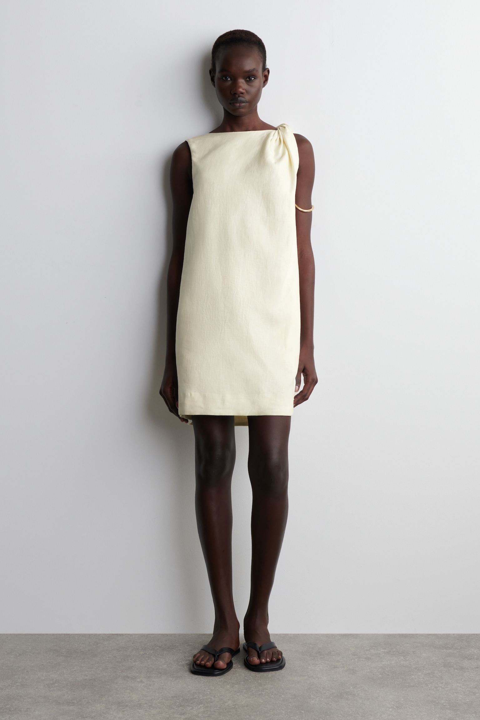 ROBE COURTE À DÉTAIL TORSADÉ EN LIN - JAUNE BEURRE/NOIR