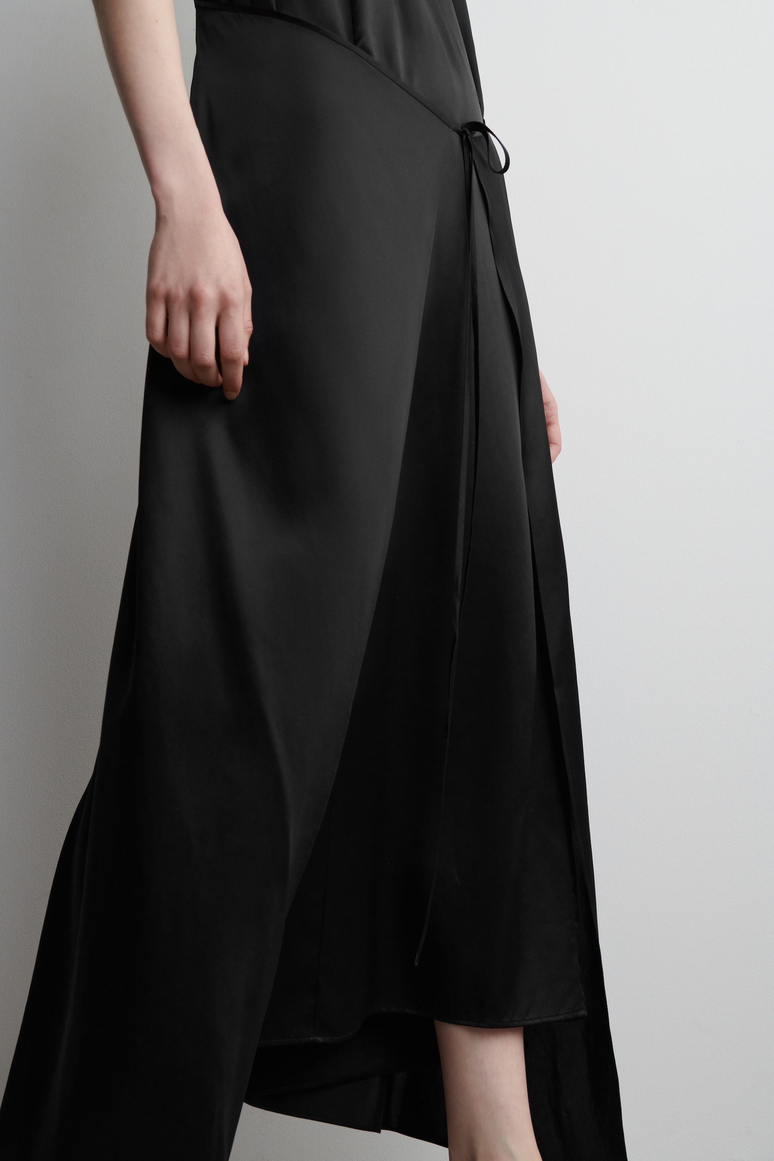 VESTIDO LARGO DE SEDA CON FRONTAL CRUZADO - NEGRO - 5