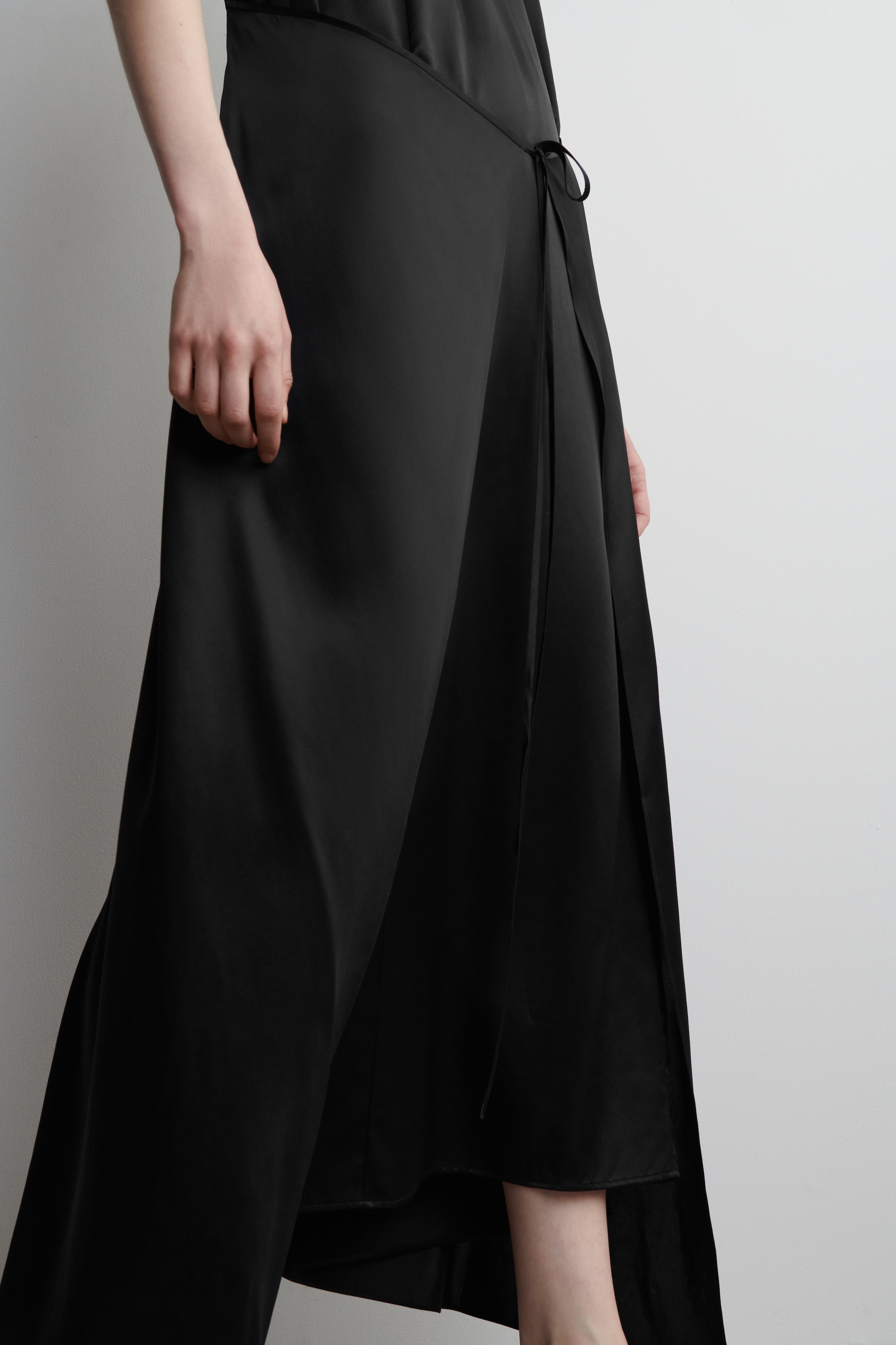 Visualizza immagine più grande: ABITO MAXI A PORAFOGLIO IN SETA - NERO - DONNA | H&M IT 2