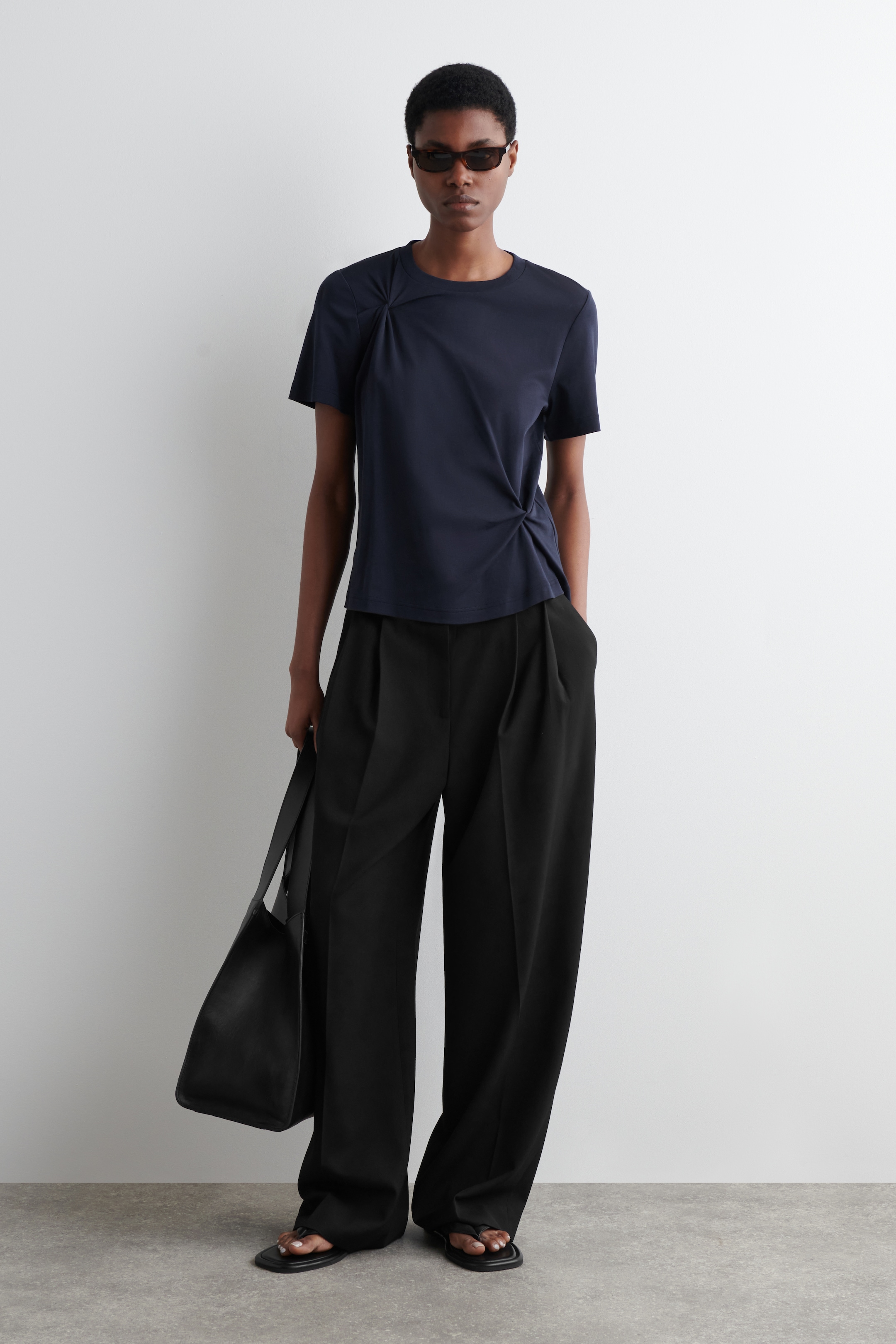 Grotere afbeelding bekijken: T-SHIRT MET KNOOPDETAILS - MARINEBLAUW - DAMES | H&M NL 2