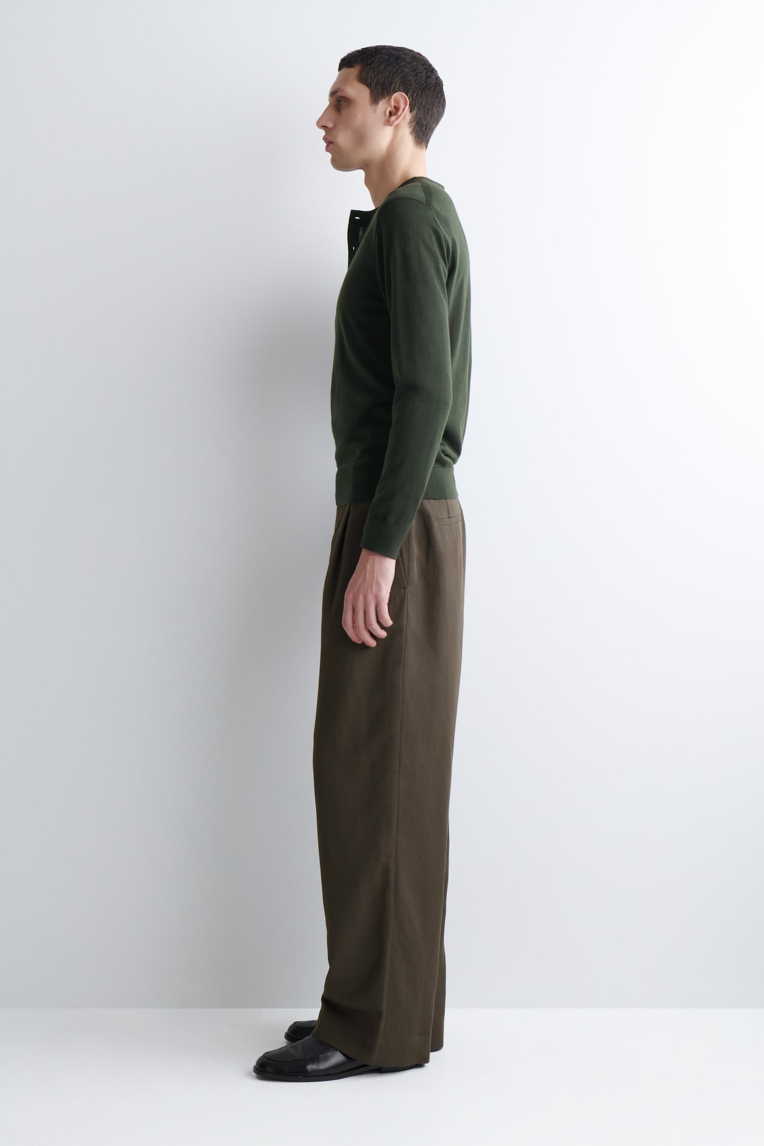 ŠIROKÉ KALHOTY S UPRAVENÝM STŘIHEM ZE SMĚSI LNU - TMAVĚ HNĚDÁ - 10