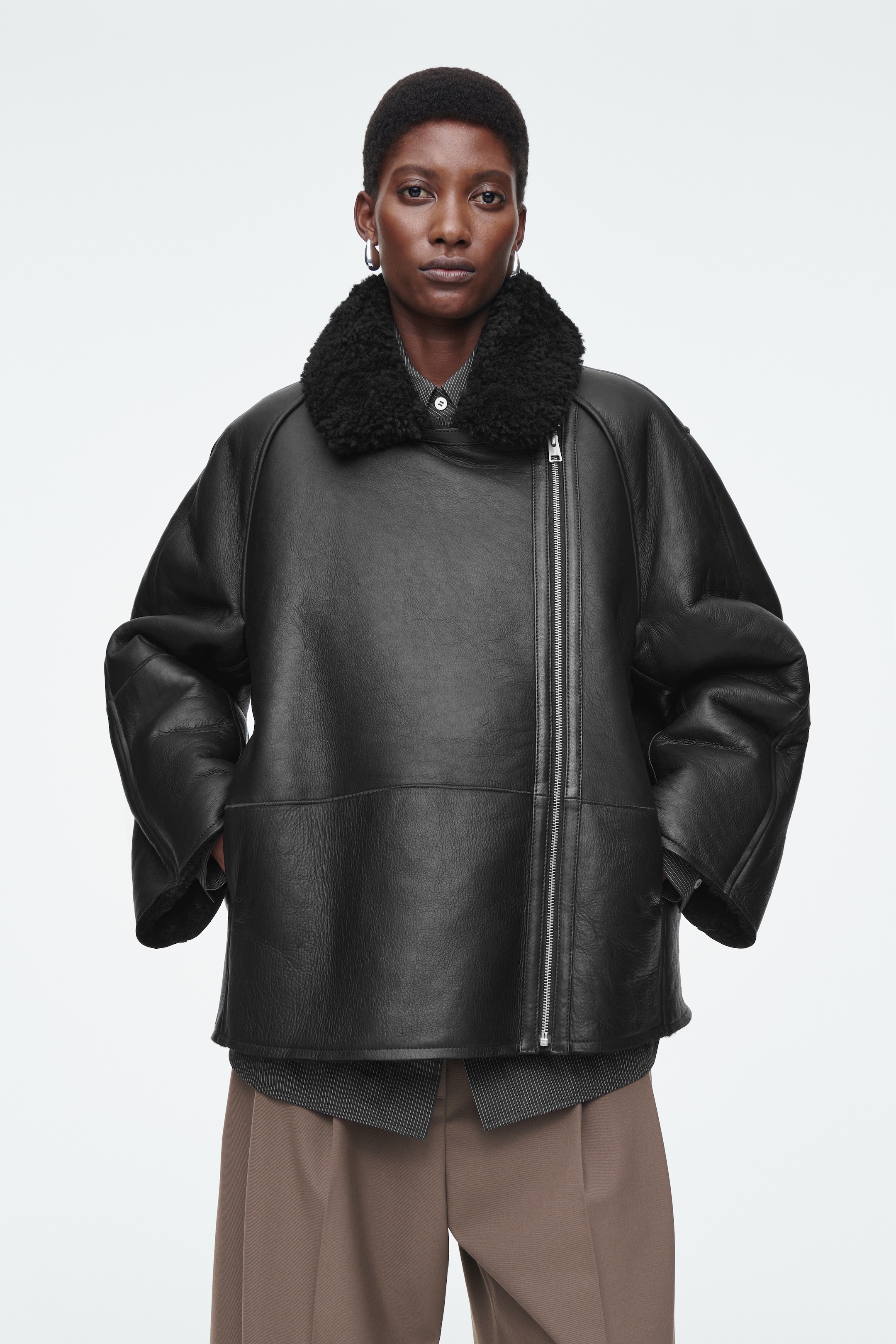 Agrandir l'image: VESTE AVIATEUR OVERSIZE EN PEAU LAINÉE - NOIR - FEMME | H&M CH 2