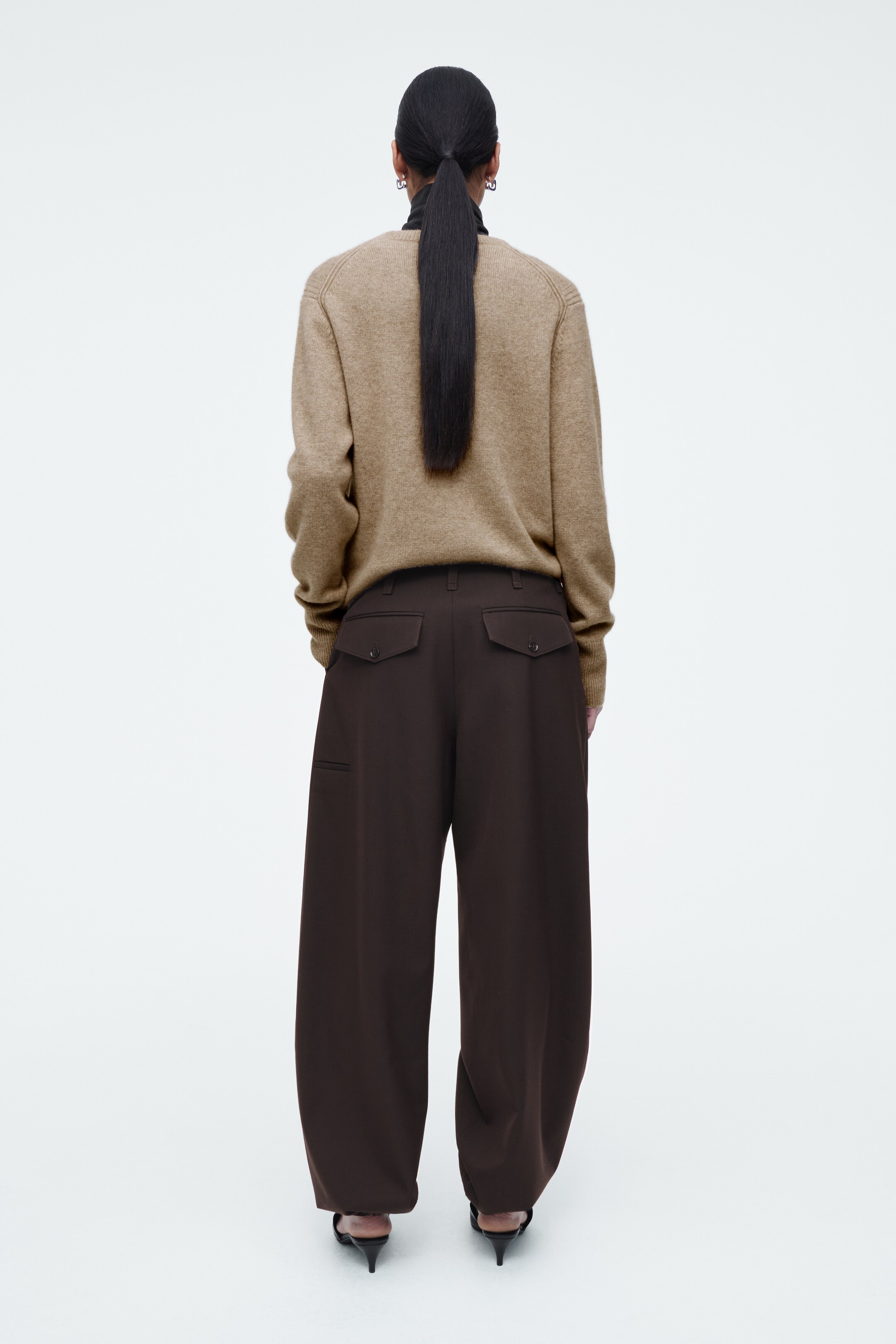 Ver imagen más grande: PANTALONES DE SARGA BARREL FIT CON CORDÓN - MARRÓN OSCURO - MUJER | H&M ES 3