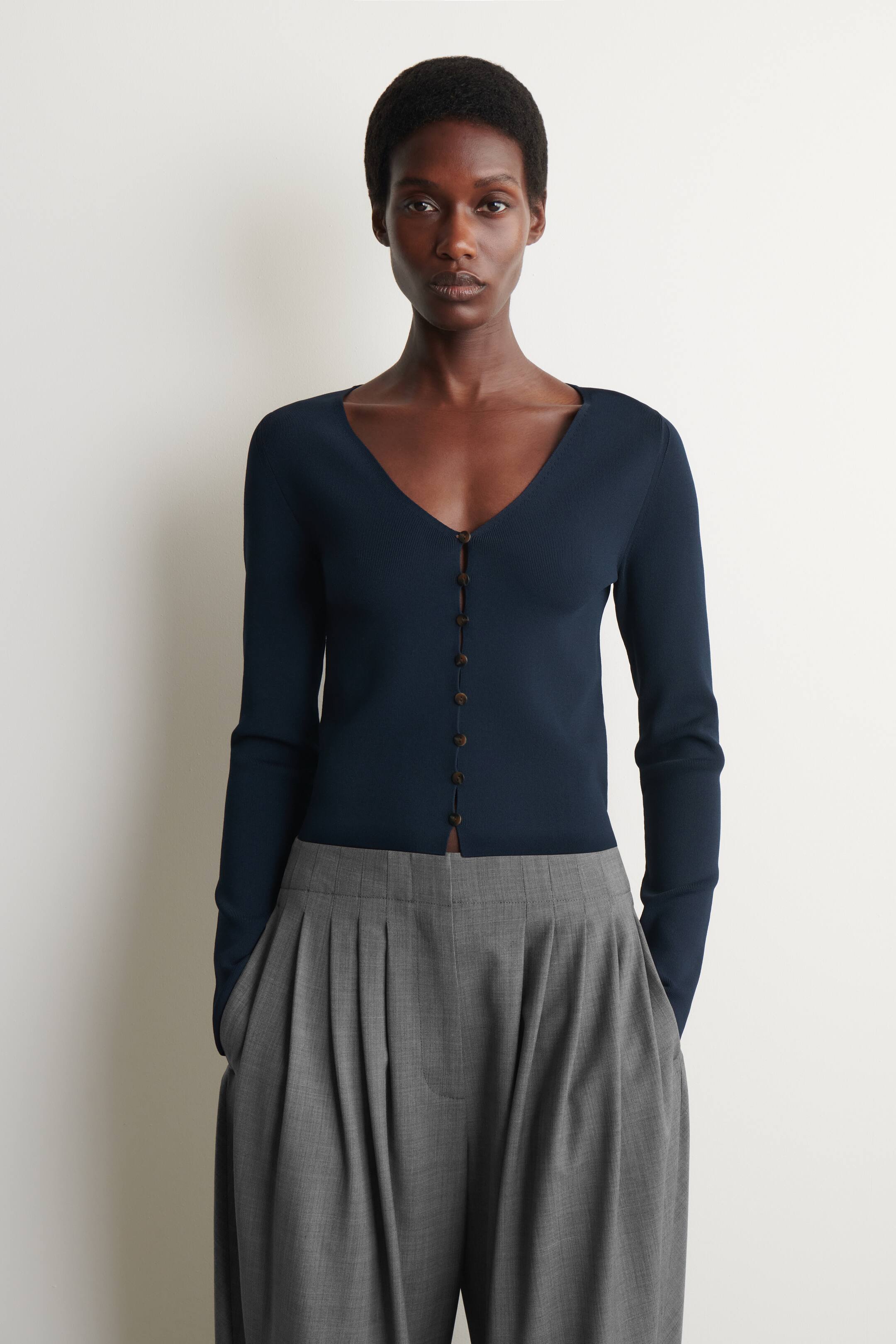 הצגת תמונה גדולה יותר: MINIMAL KNITTED V-NECK CARDIGAN - כחול נייבי - Ladies | H&M IL 1