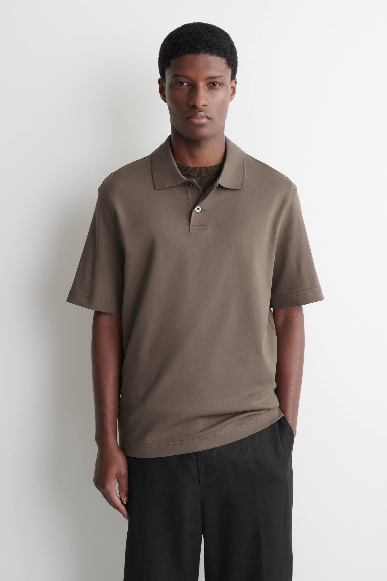 חולצת פולו מכותנה אינטרלוק - DARK BEIGE - 1
