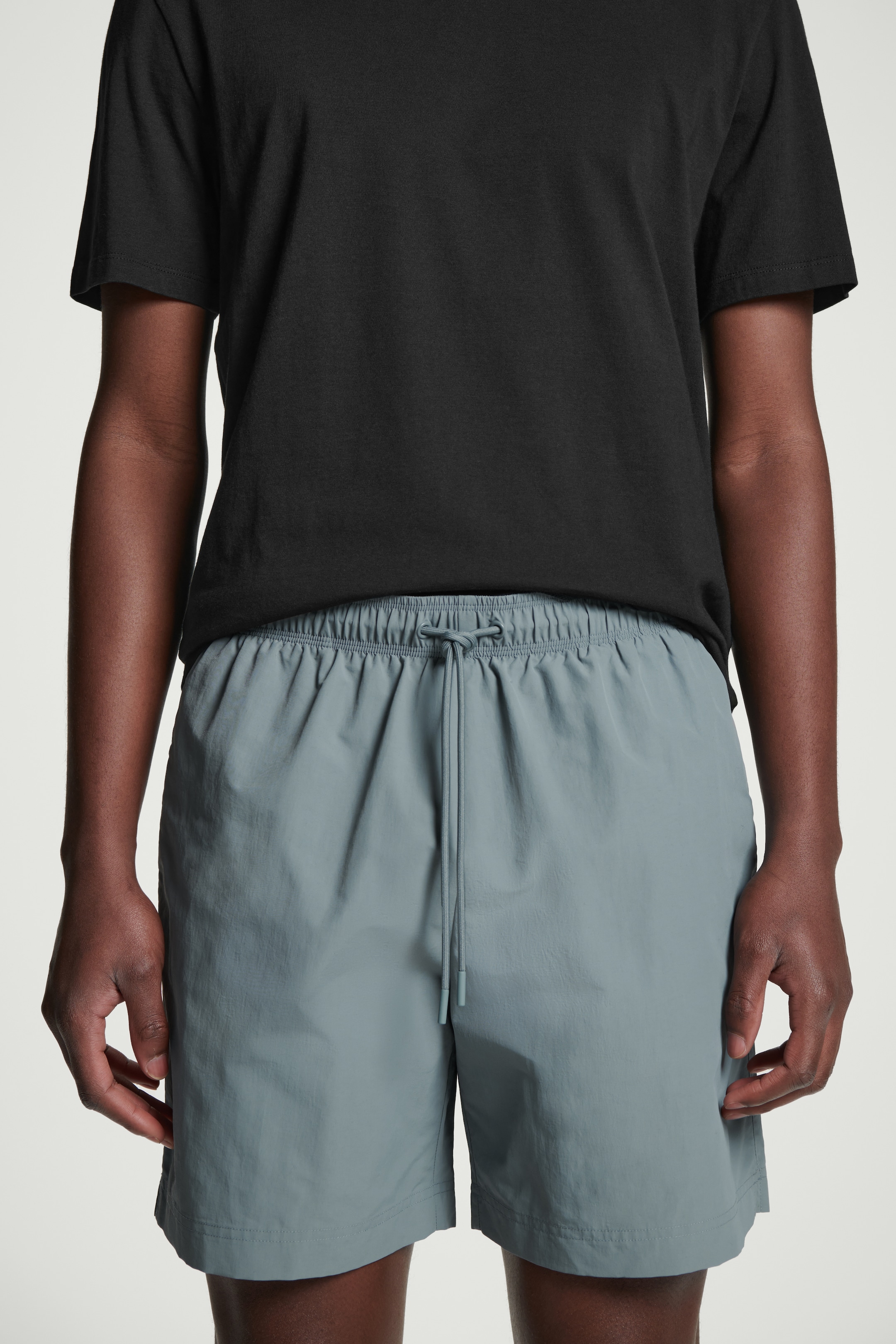 Visualizza immagine più grande: SHORTS DA MARE IN NYLON CON COULISSE - GRIGIO - UOMO | H&M IT 8
