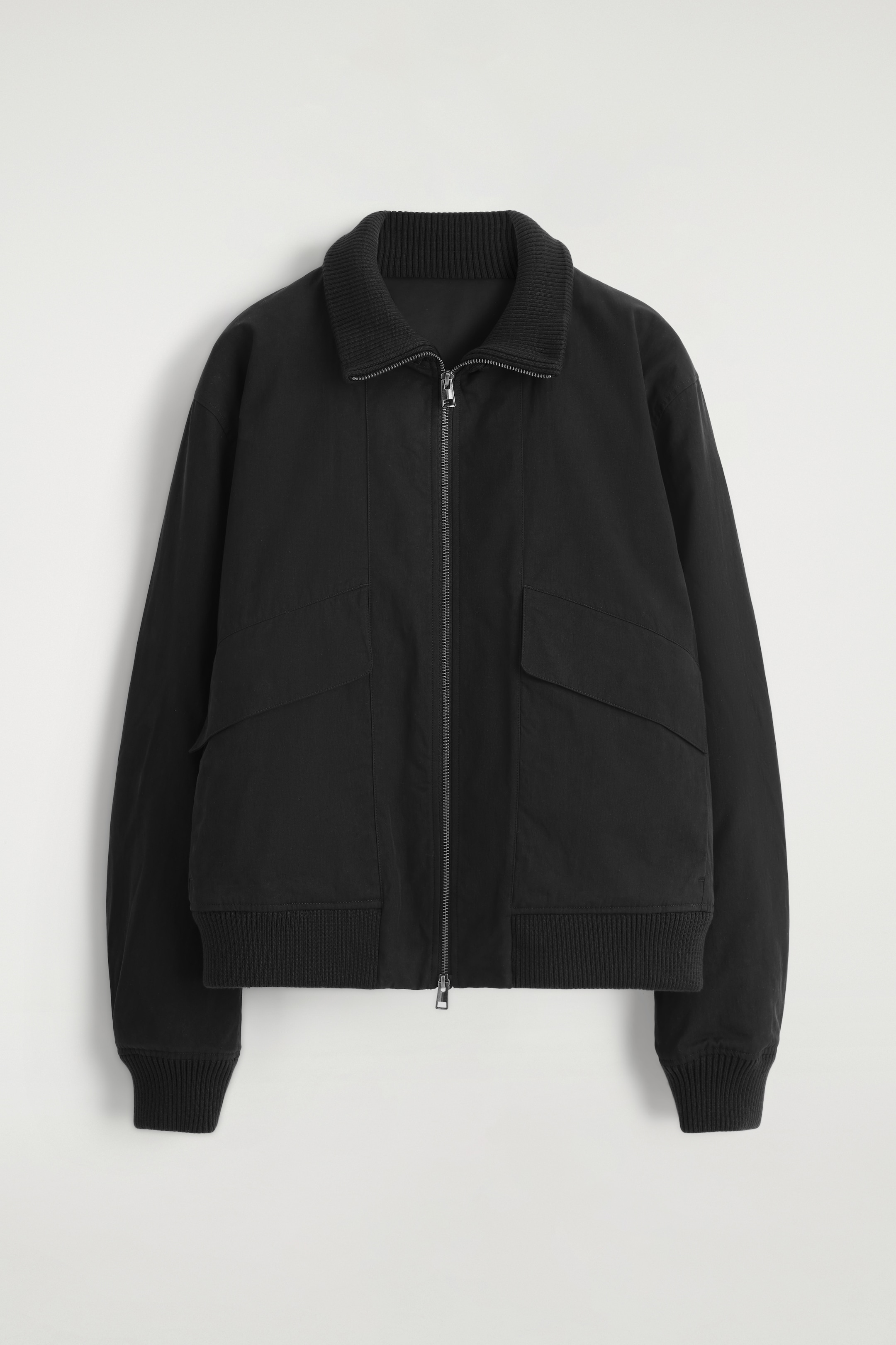Größeres Bild anzeigen: GEPOLSTERTE FLIEGERJACKE AUS BAUMWOLLE - SCHWARZ - Men | H&M AT 6