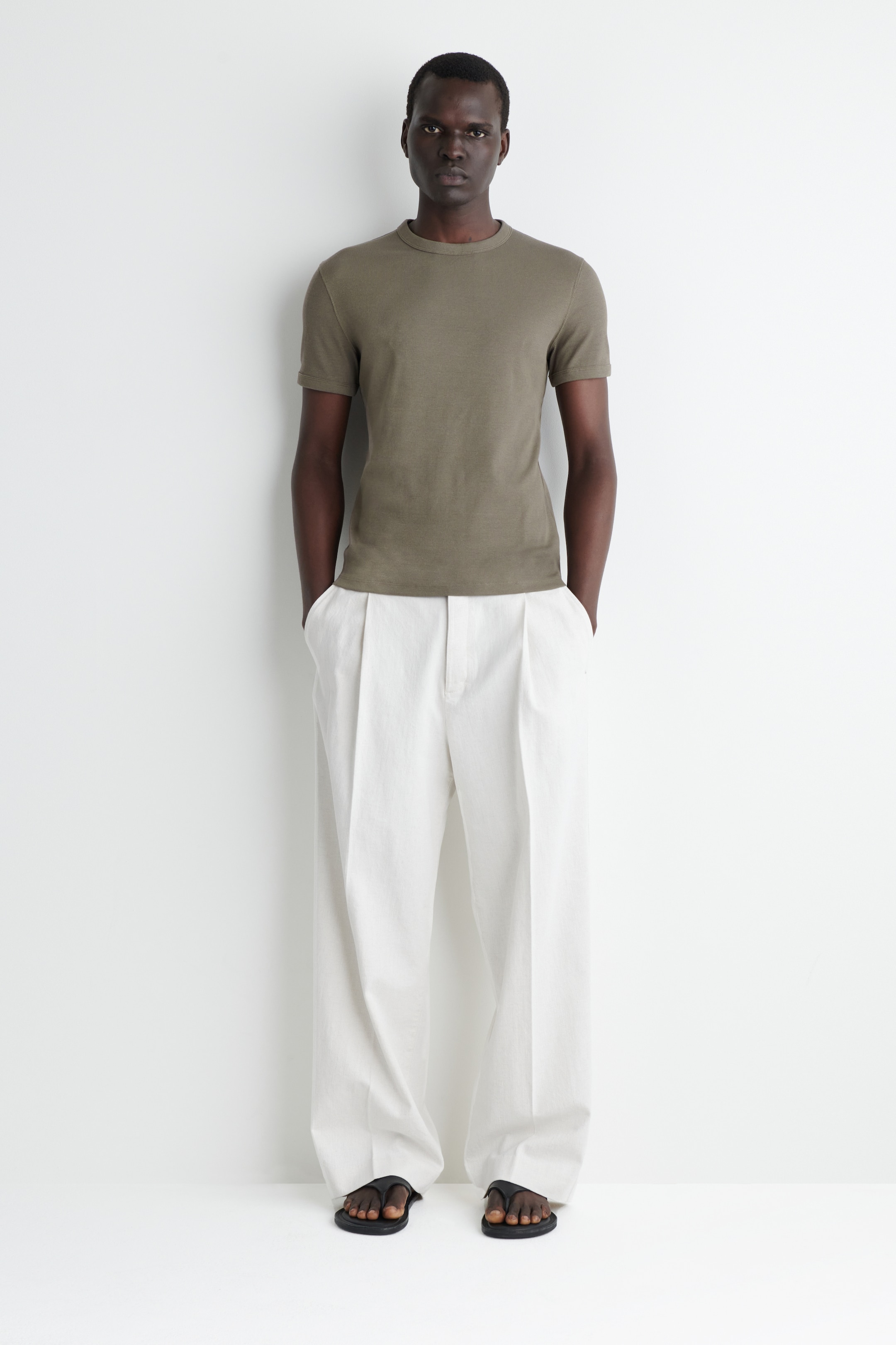 Zobacz większy obraz: BAWEŁNIANY T-SHIRT O DOPASOWANYM KROJU - KHAKI - ON | H&M PL 3