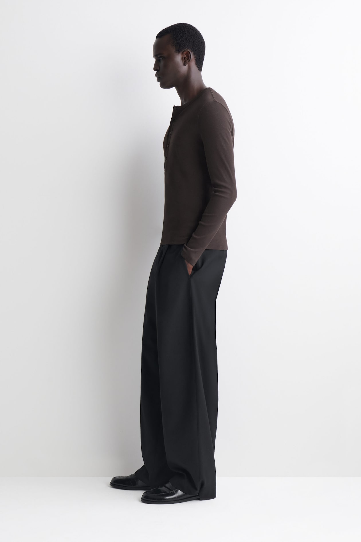 SLIM RIBBED COTTON LONG-SLEEVED HENLEY T-SHIRT — CHOCOLATE