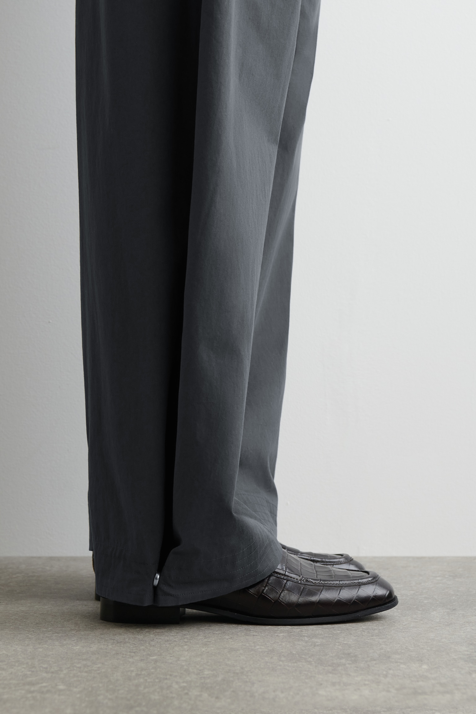 PANTALON BARREL EN COTON PIMA - GRIS FONCÉ/BLEU MARINE - 5