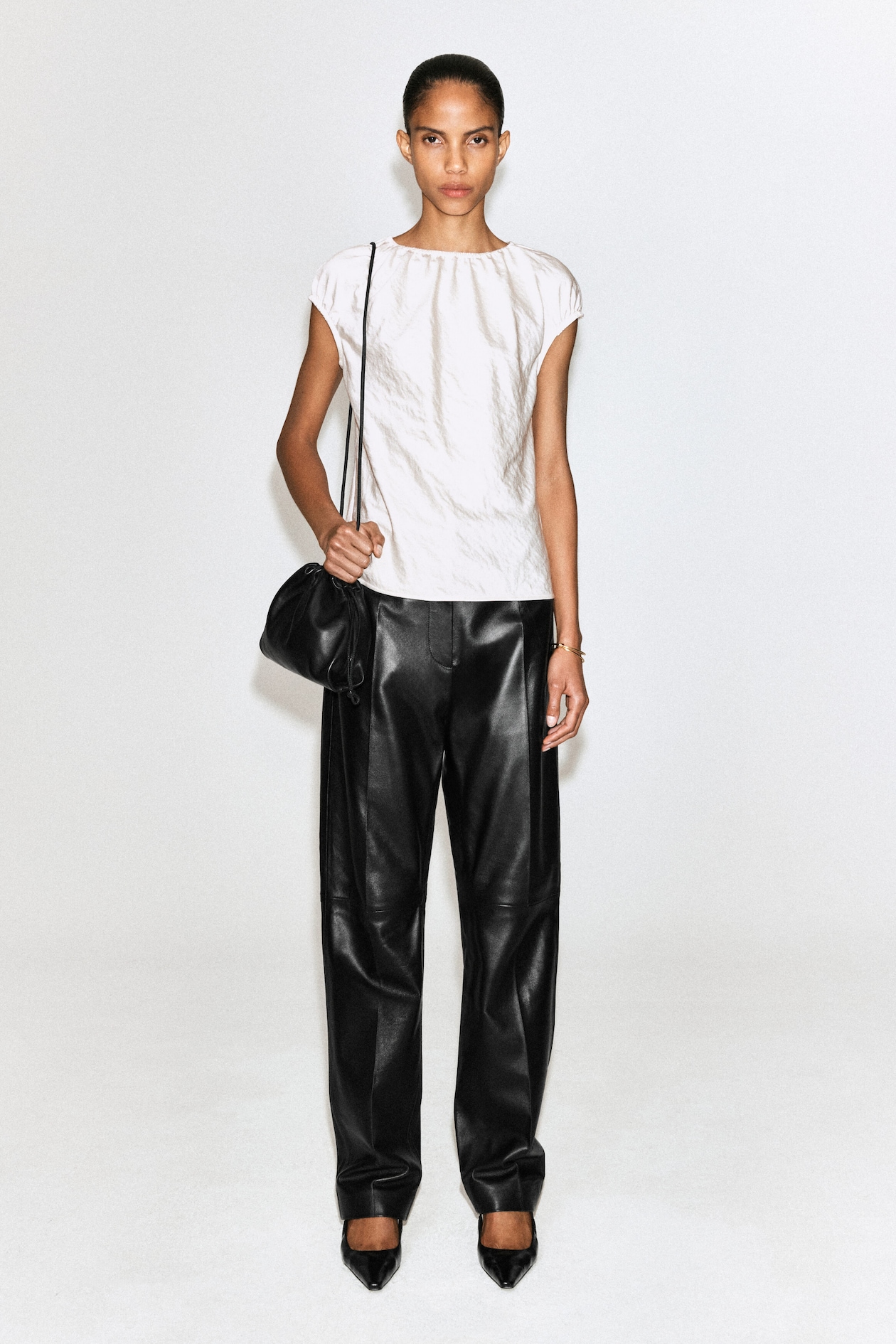 MINI CAVATELLI CLUTCH BAG - LEATHER — BLACK
