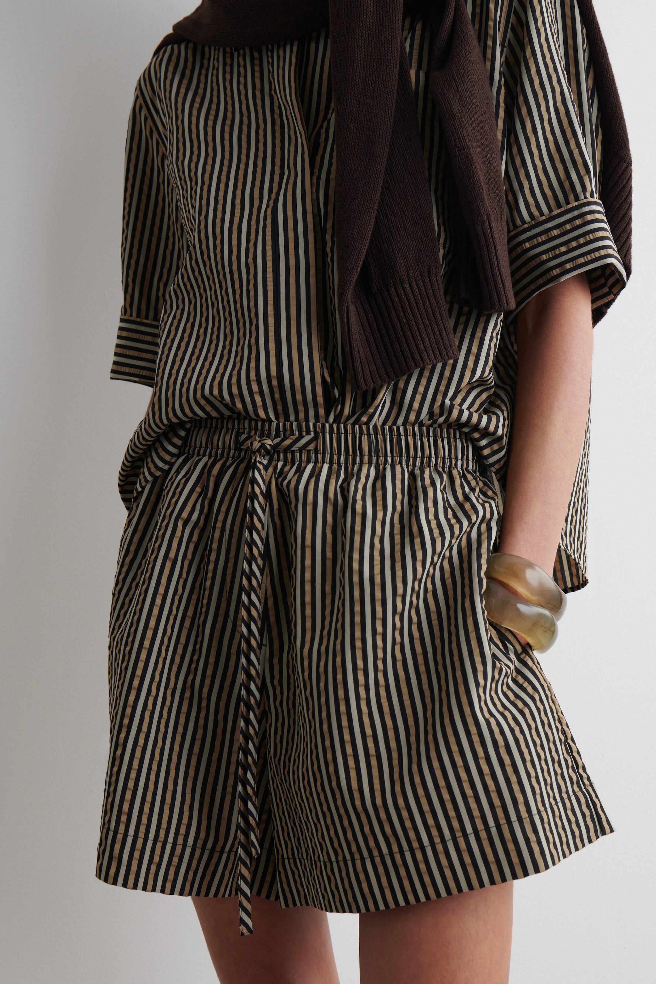 PANTALÓN CORTO DE RAYAS CON TEXTURA
