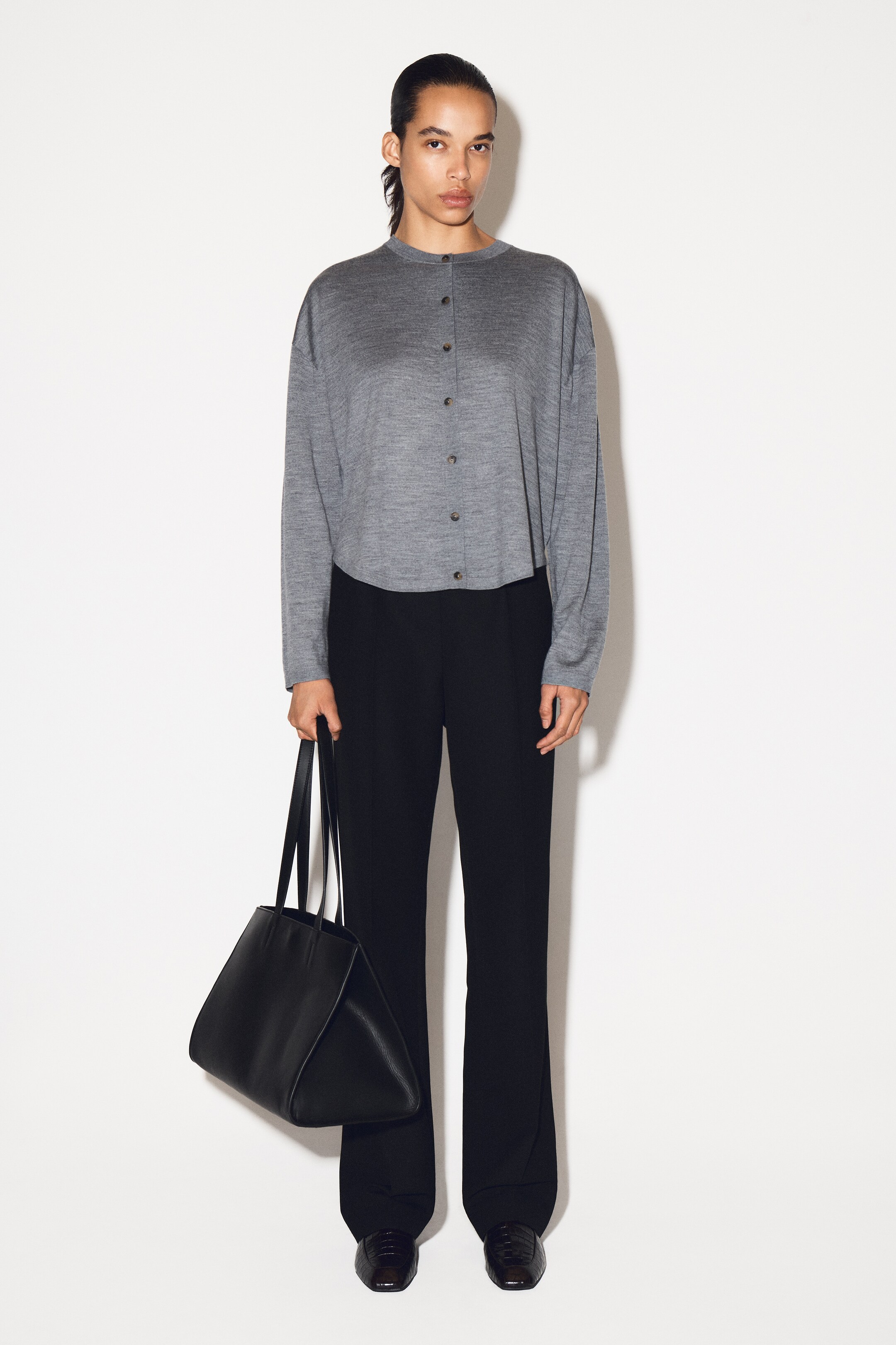 Größeres Bild anzeigen: RUND GESCHNITTENE STRICKJACKE AUS MERINOWOLLE - GRAU MELIERT - Ladies | H&M AT 7