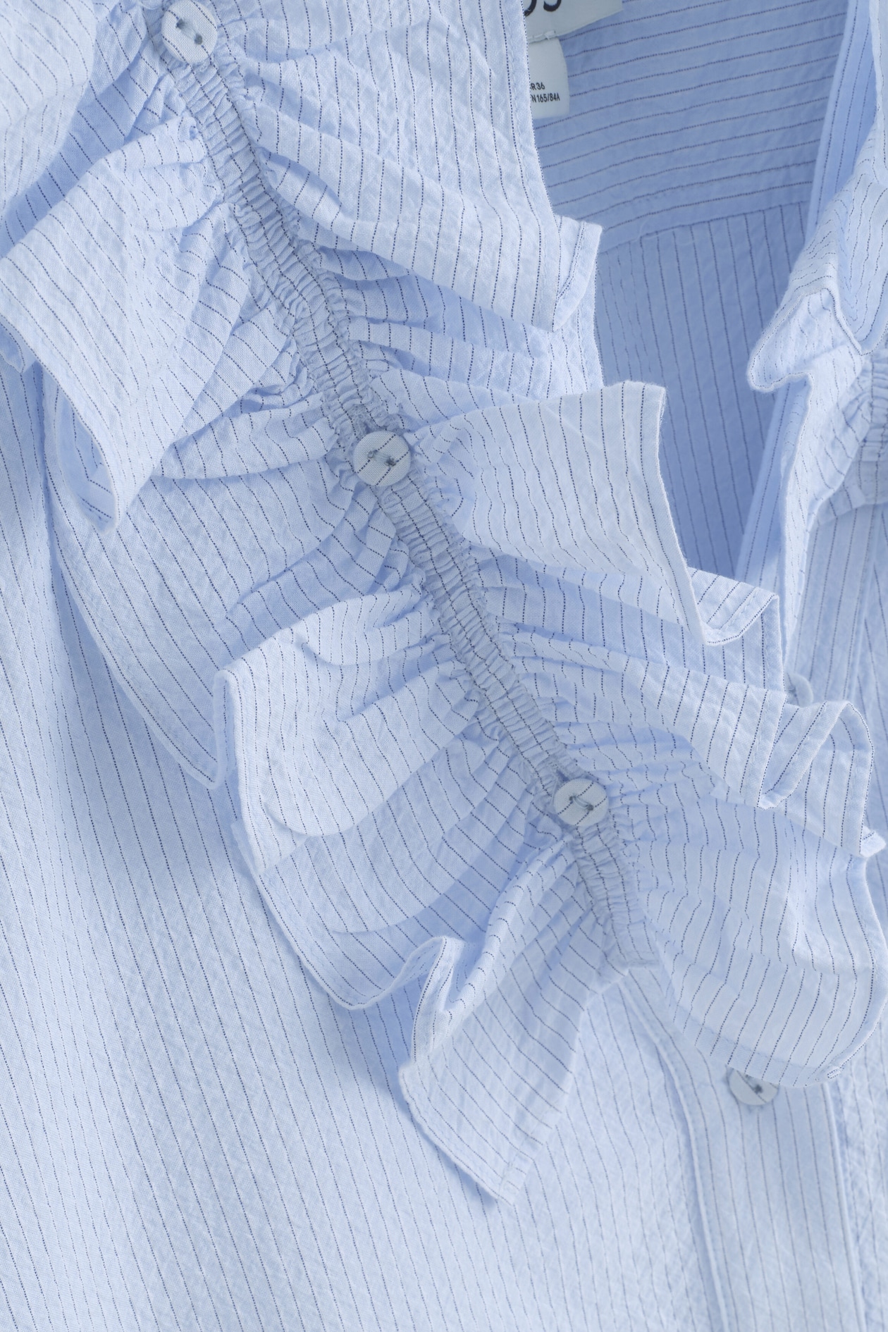 RUFFLE-COLLAR SEERSUCKER BLOUSE — BLUE / STRIPED