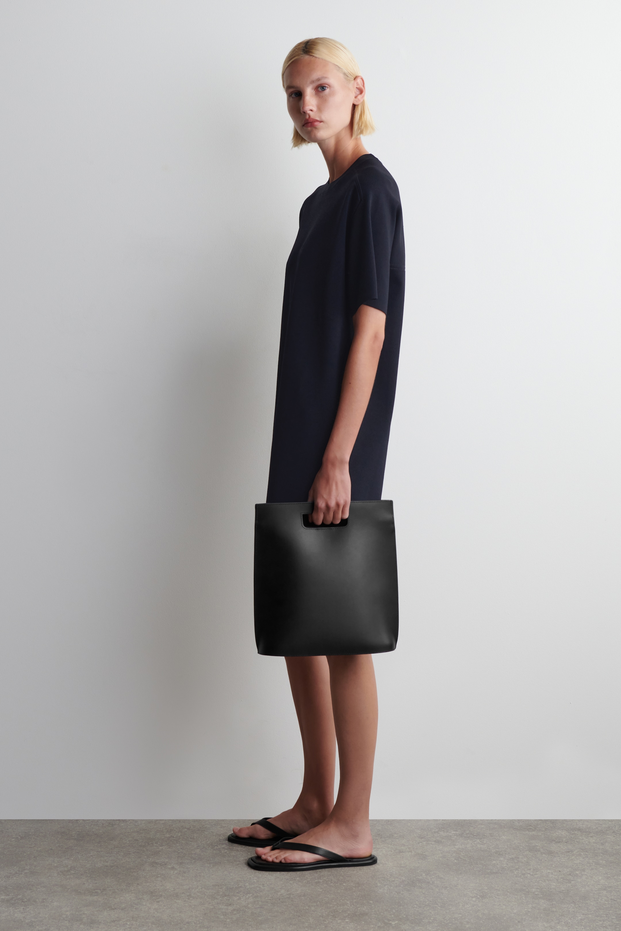 Grösseres Bild ansehen: GESTRICKTES T-SHIRT-KLEID - NAVYBLAU - DAMEN | H&M CH 4