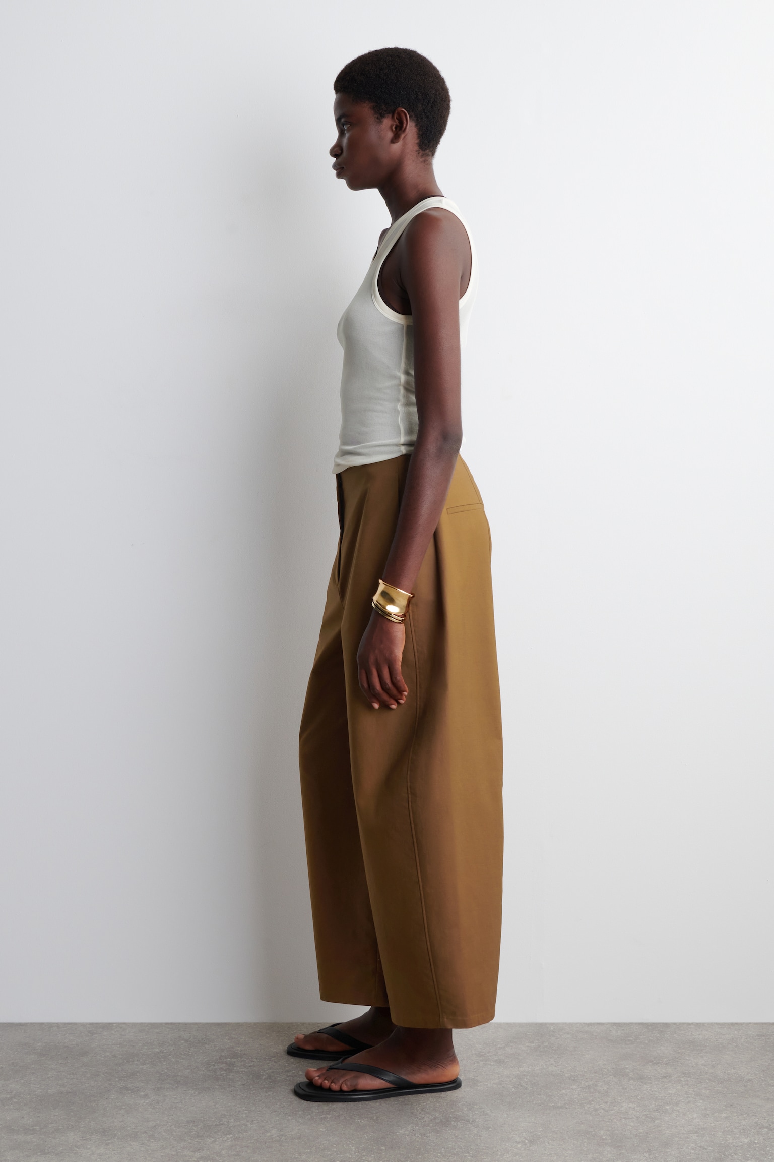 PANTALÓN CROPPED DE ALGODÓN BARREL-FIT - MARRÓN/BLANCO - 3