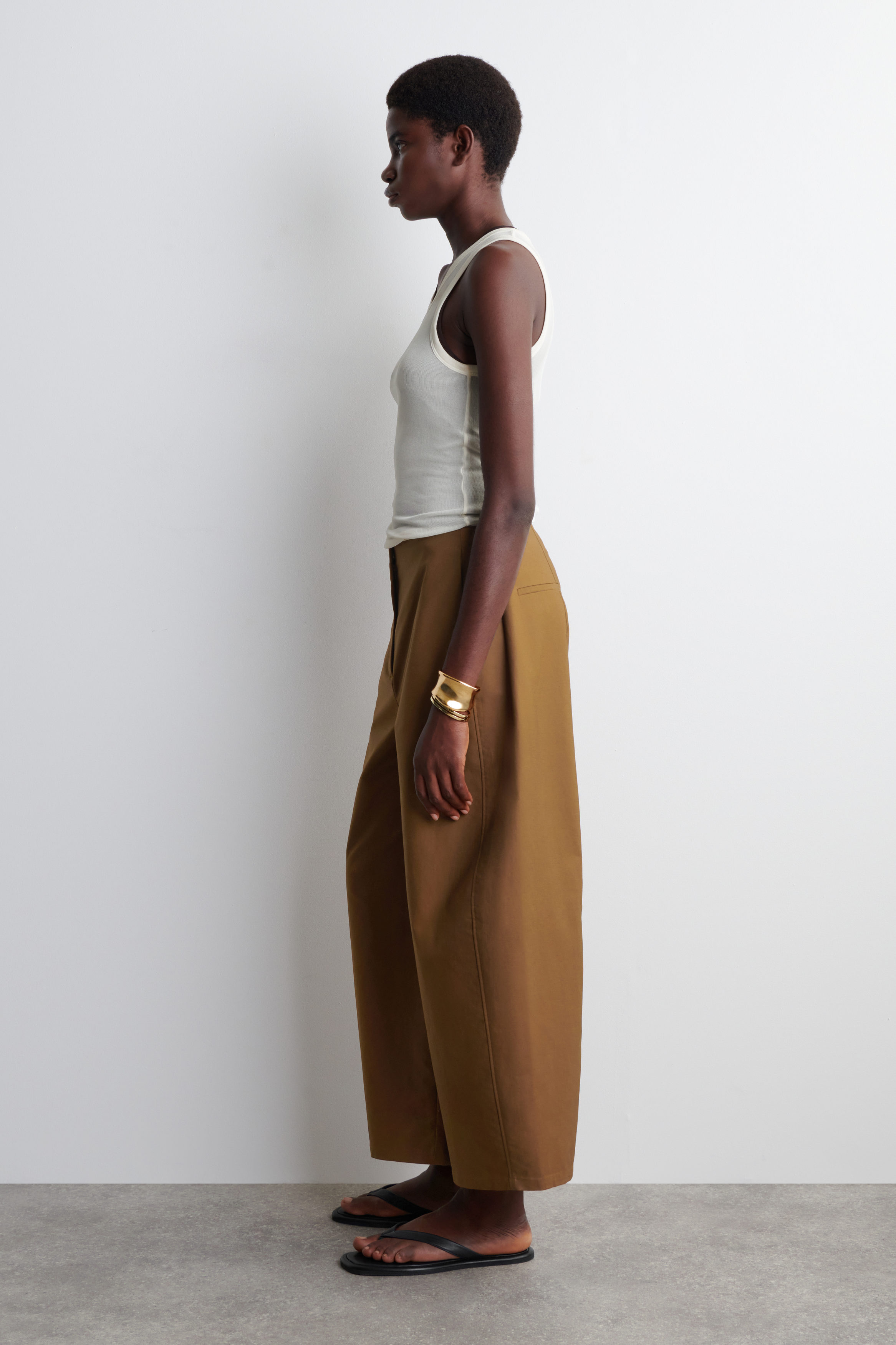新品未使用完売品【COS】BARREL-LEG COTTON TROUSERS COS Drawstring Barrel-Leg Trousers | endource