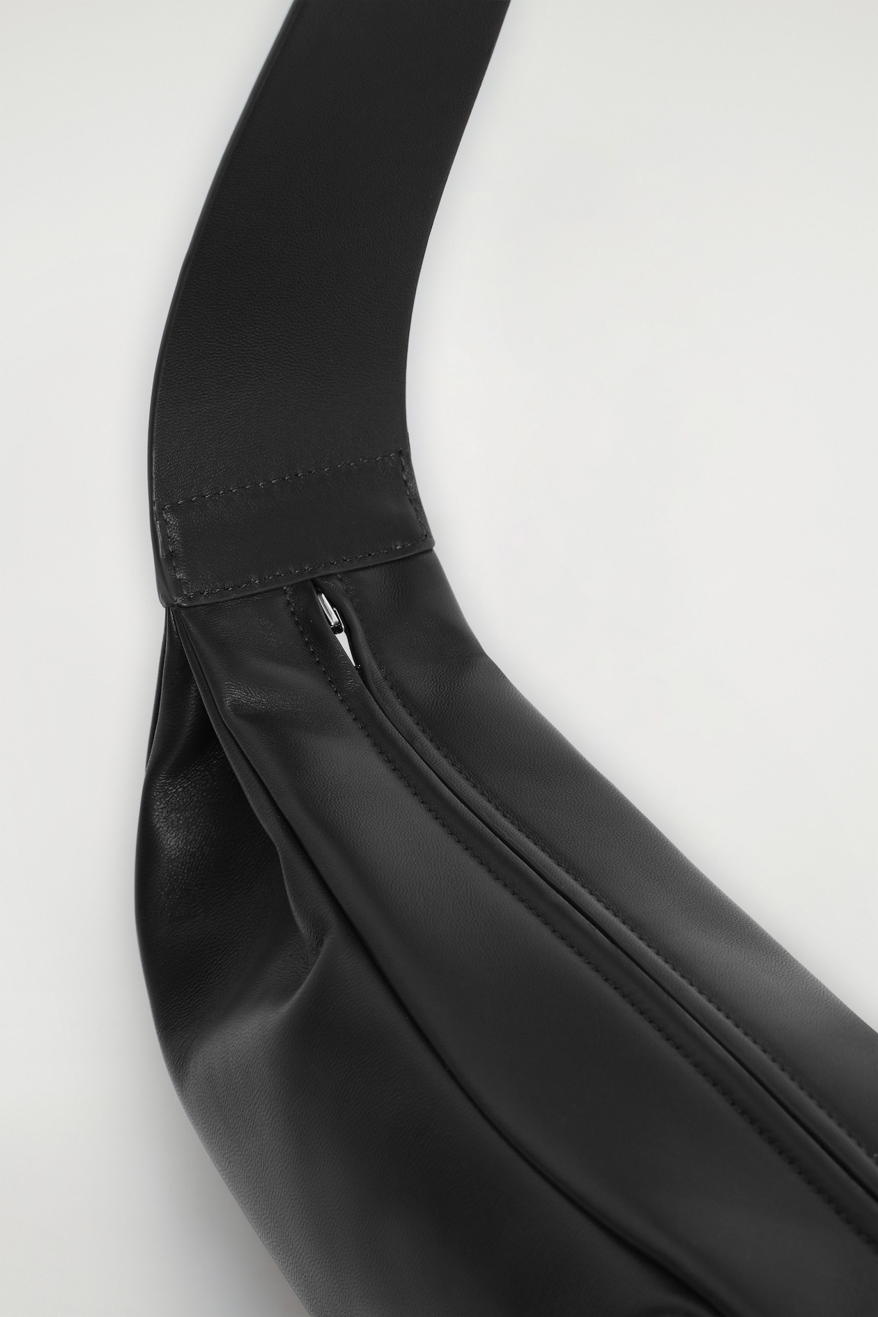 SWING CROSSBODY BAG - LEATHER — Black