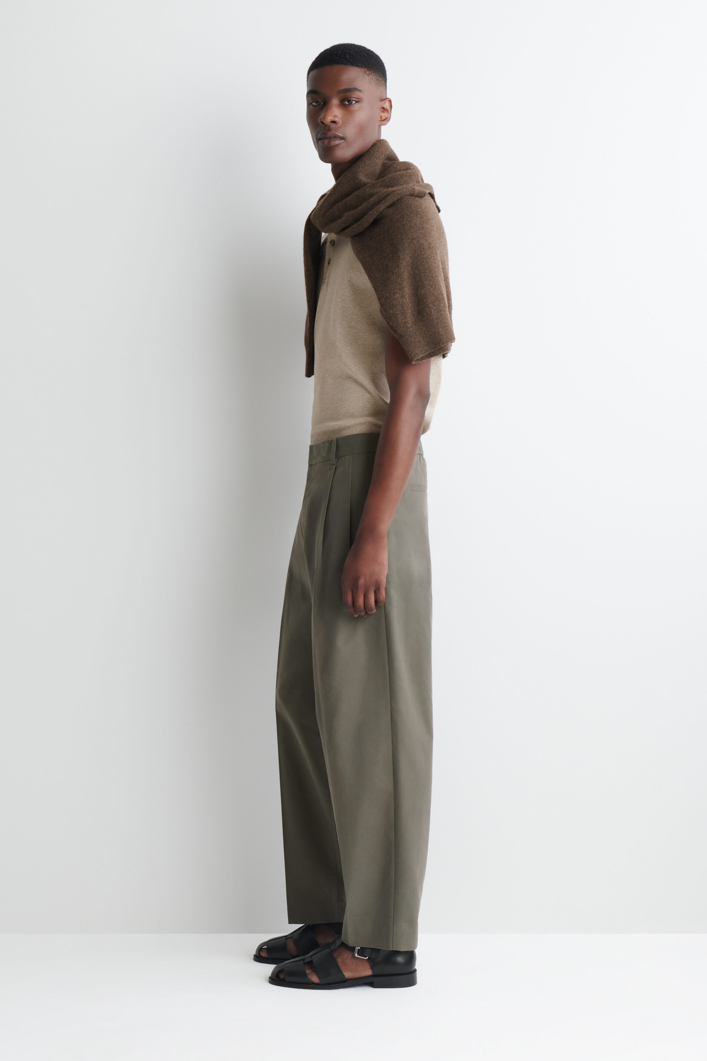 PLEATED RELAXED-FIT TAPERED PANTS - thumbnail 3