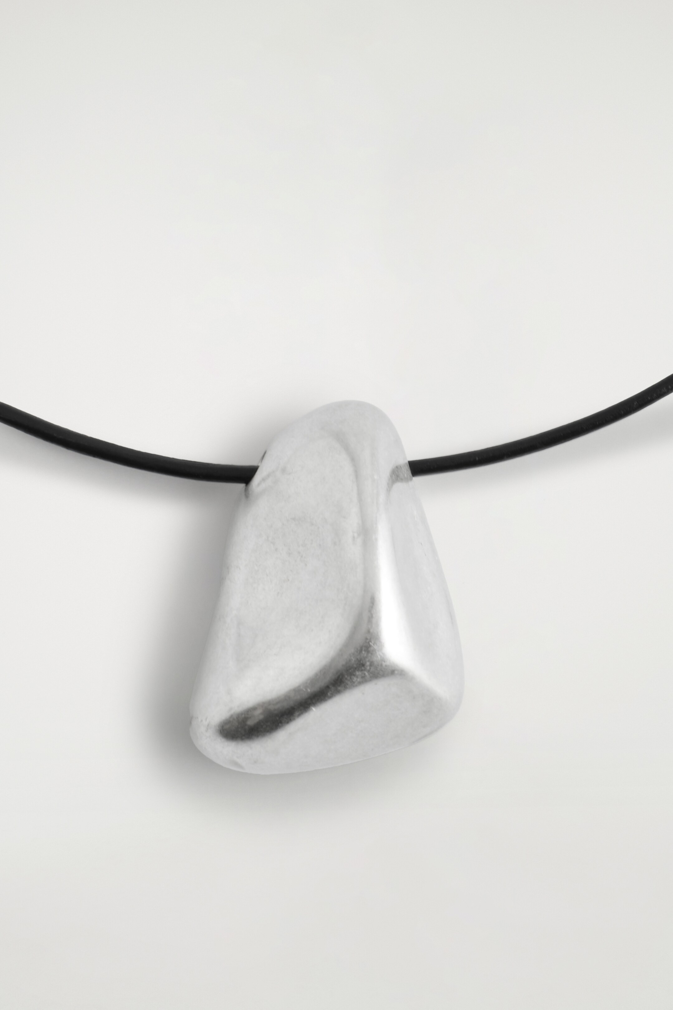 View larger image: HAMMERED PENDANT NECKLACE - SILVER | H&M GB 3