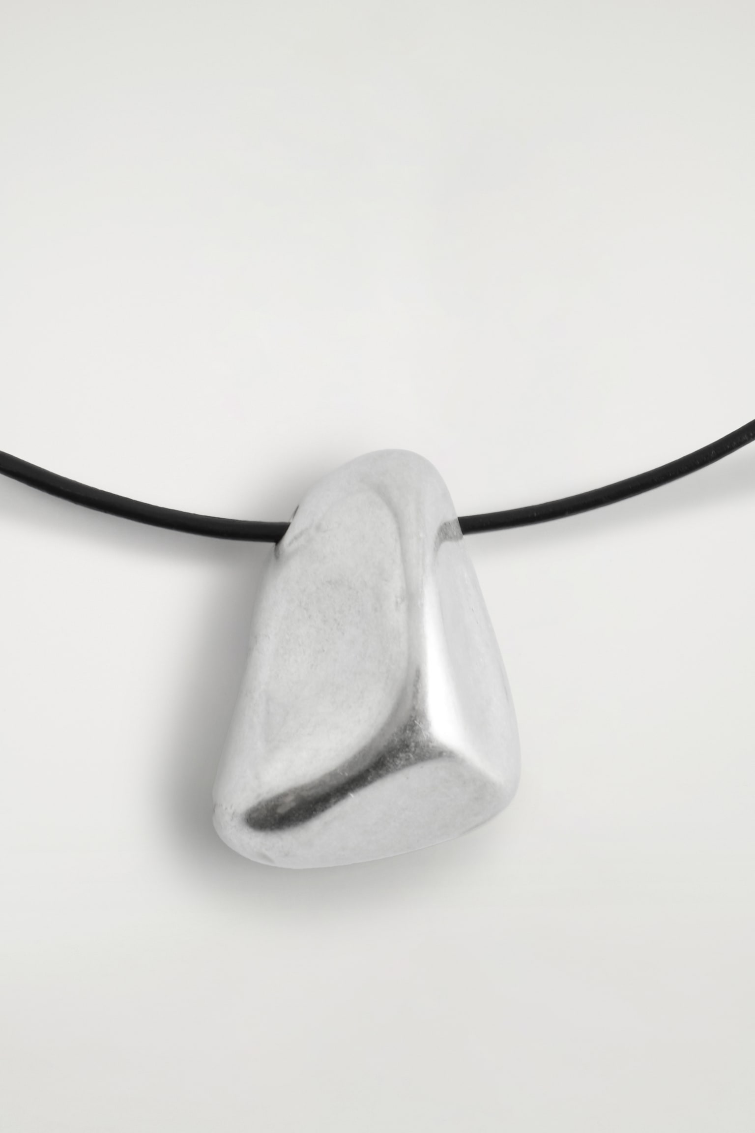 COLLAR CON COLGANTE MARTILLADO - PLATEADO - 3