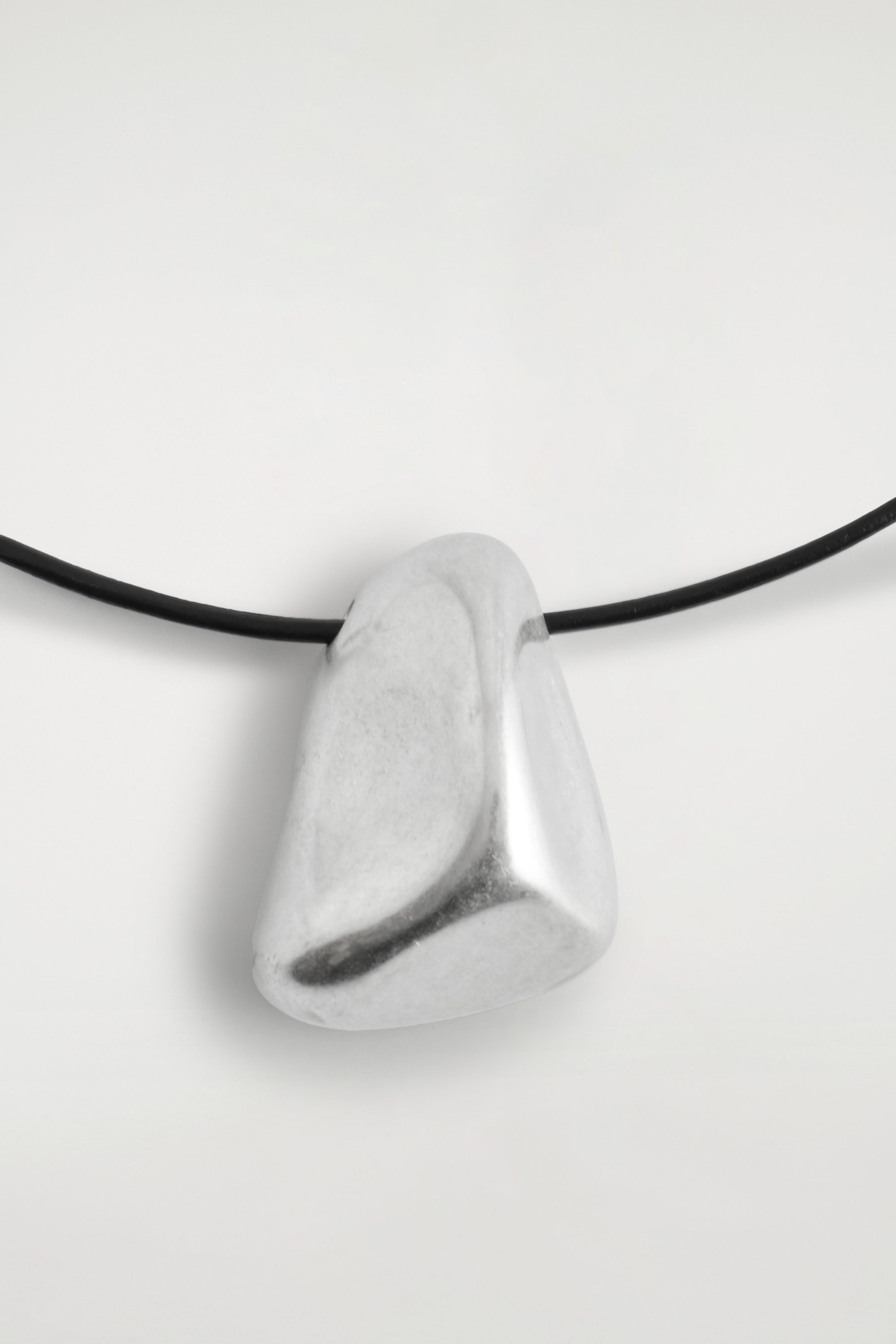 HAMMERED PENDANT NECKLACE