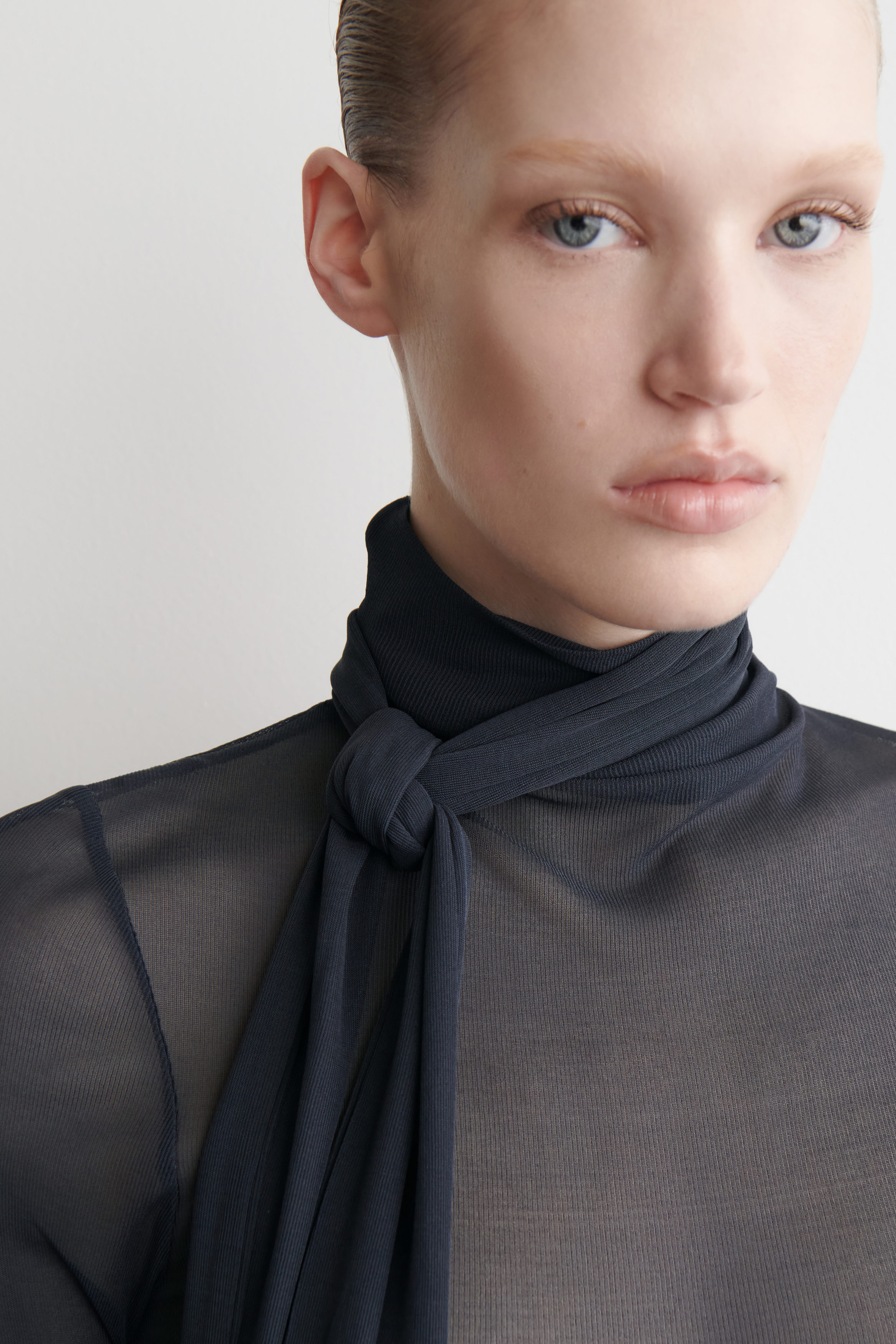 トップス MEER. NECK SLIT SHEER TOP /CHARCOAL Wool Sheer Knit Turtleneck | Karen Millen