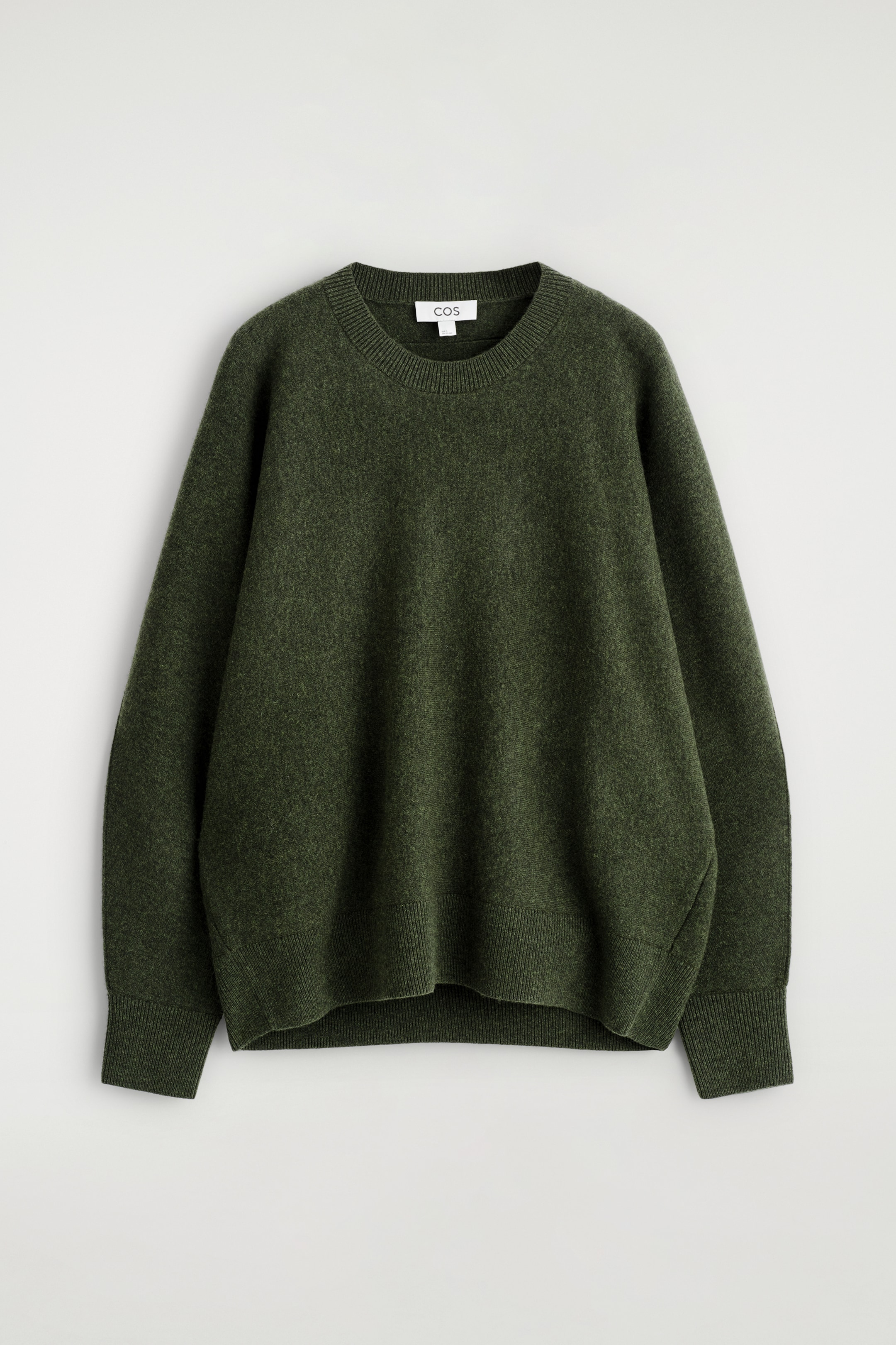 Grösseres Bild ansehen: Ein olivgrüner Strickpullover präsentiert seine Vorderseite und zeigt eine entspannte Silhouette. Er ist mit einem runden Halsausschnitt, gerippten Abschlüssen am Hals, an den Bündchen und am Saum sowie abgerundeten Ärmeln gestaltet.