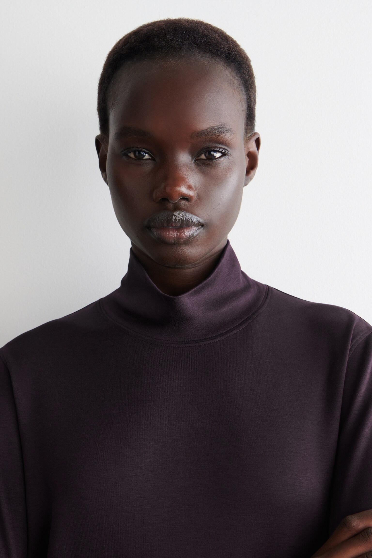 CAMISETA ELÁSTICA CON CUELLO ALTO - MORADO/BLANCO - 4