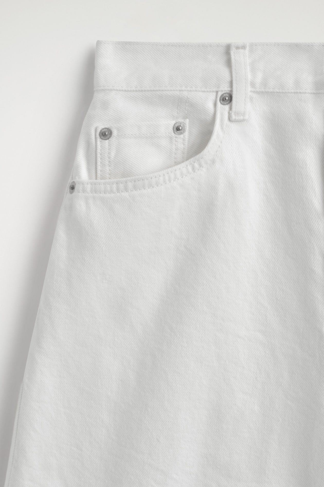 KNEE-LENGTH DENIM SHORTS — WHITE