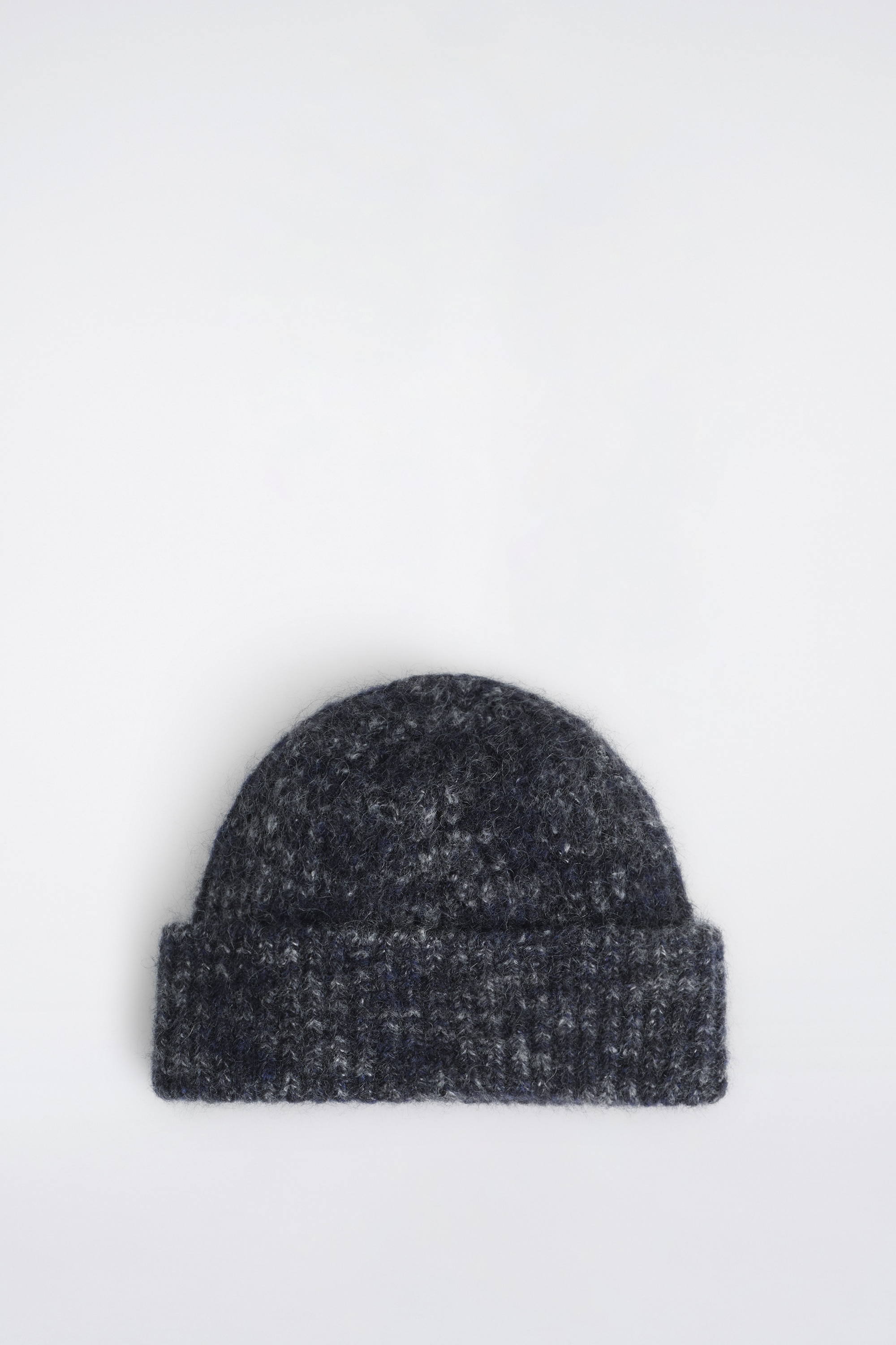 GESTREIFTE BEANIE AUS GEBÜRSTETEM WOLL-MIX - NAVYBLAU/ECRU