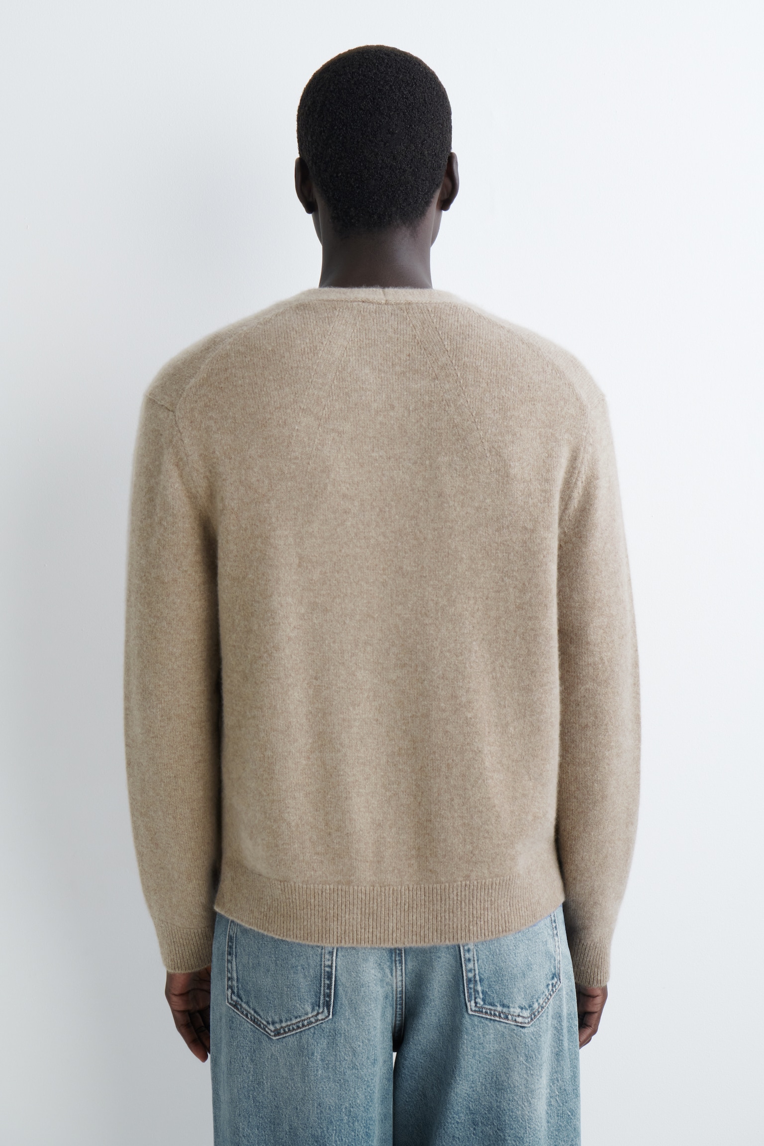 CARDIGAN IN CASHMERE CON SCOLLO A V - CHIARO NON TINTO/BLU NAVY - 6