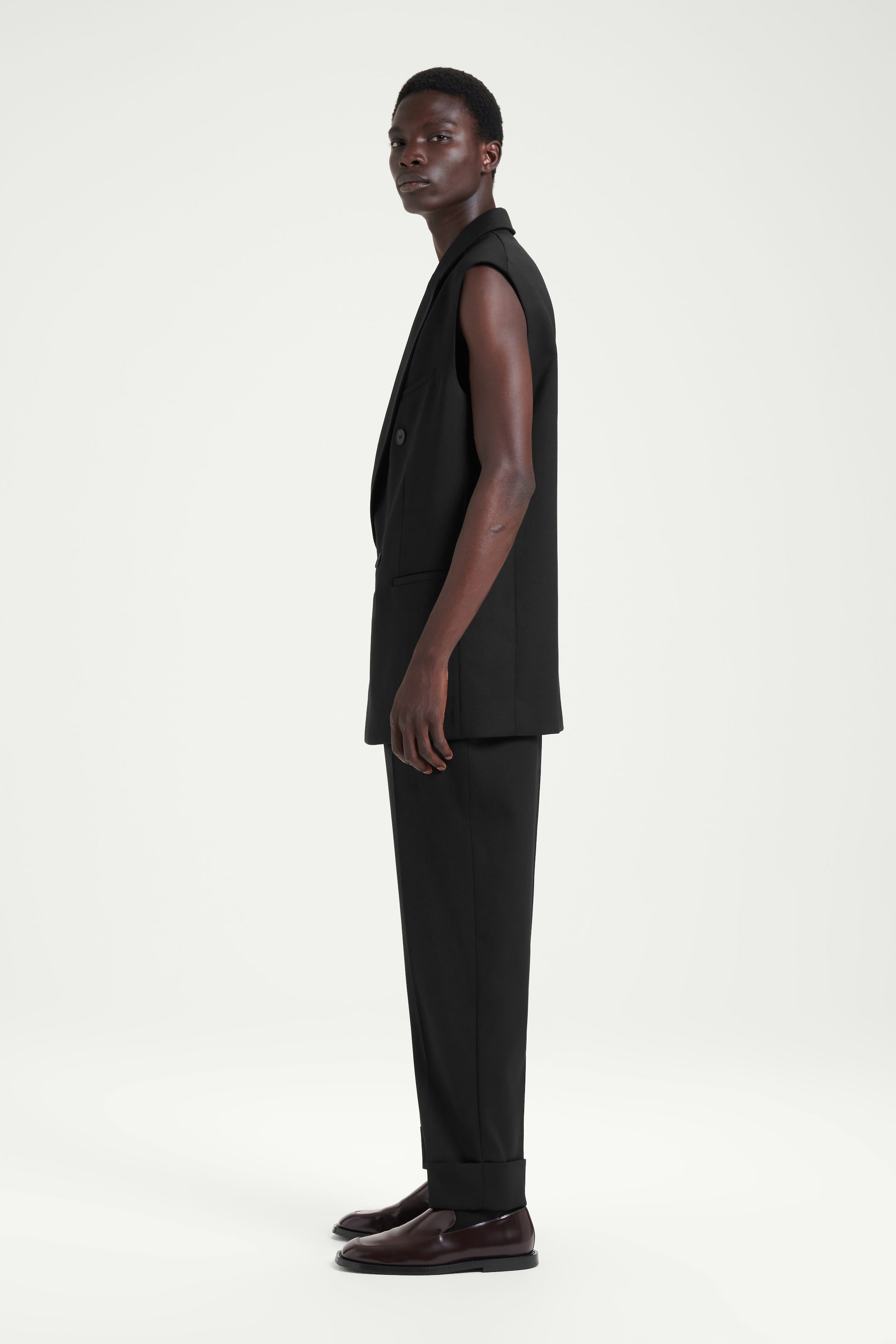 THE SLEEVELESS DOUBLE-BREASTED BLAZER