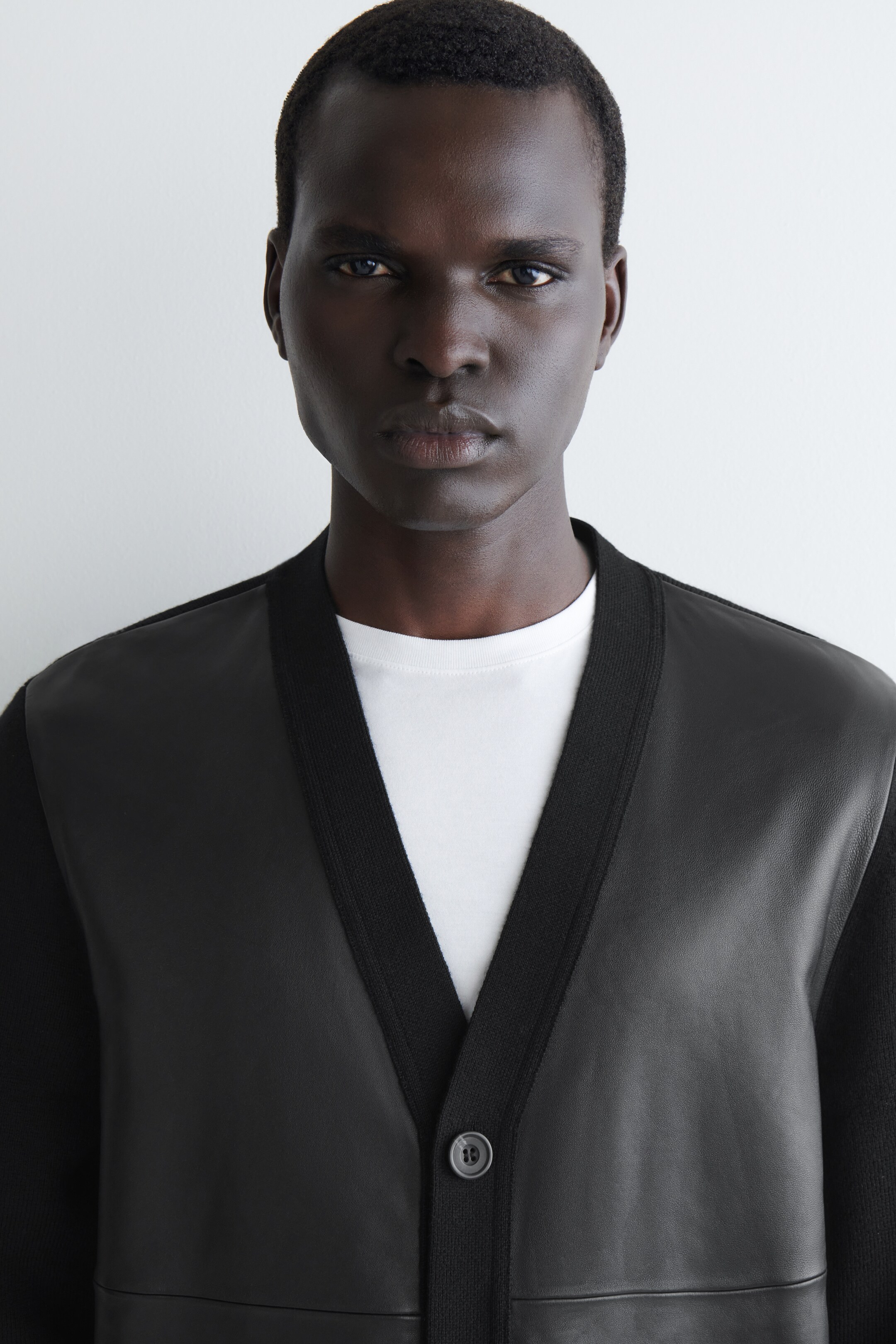 Agrandir l'image: CARDIGAN EN MAILLE DE LAINE À PANNEAUX EN CUIR - NOIR - HOMME | H&M CH 4