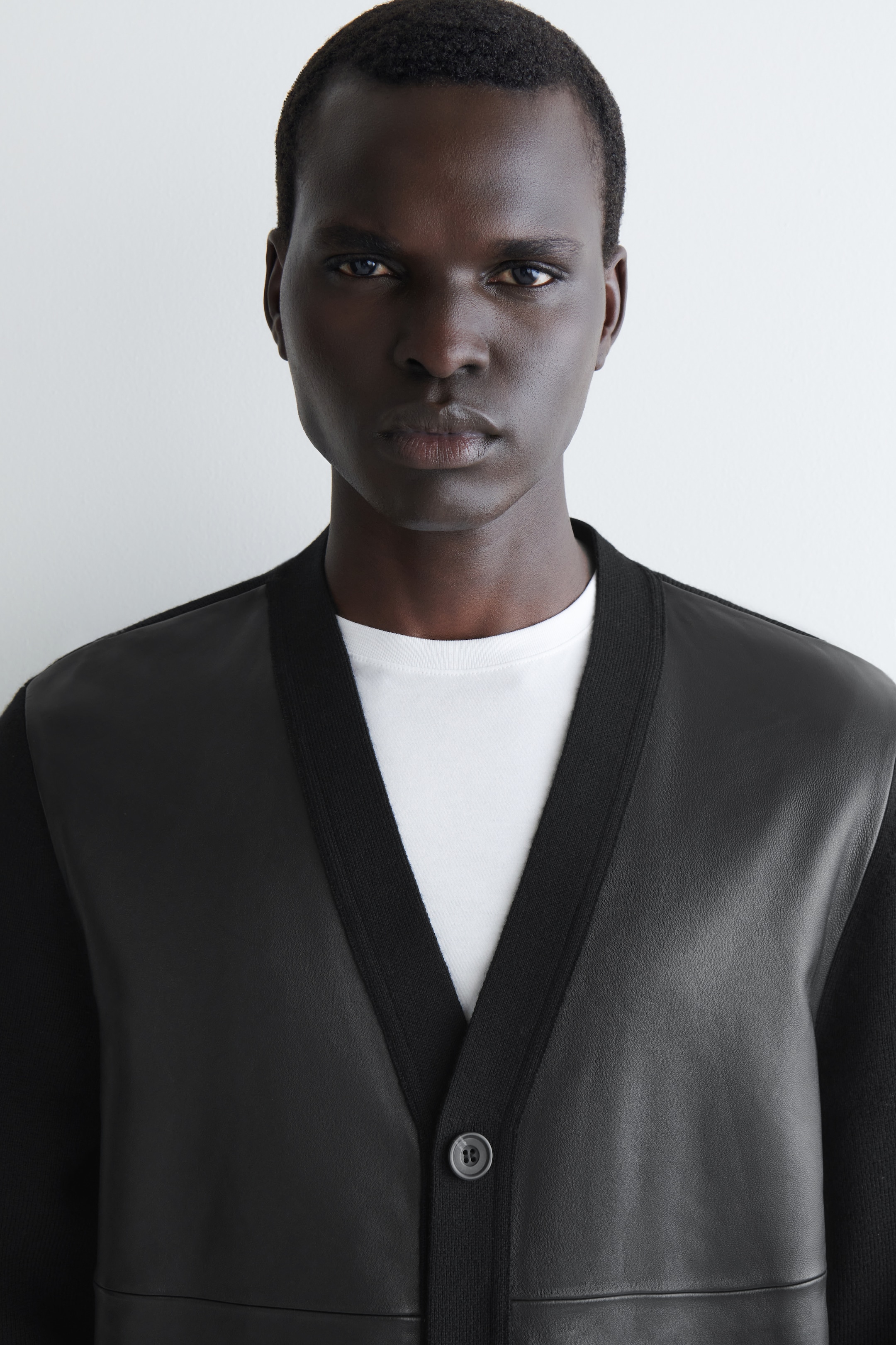 Grösseres Bild ansehen: STRICKJACKE AUS WOLLE MIT LEDERDETAILS - SCHWARZ - HERREN | H&M CH 4
