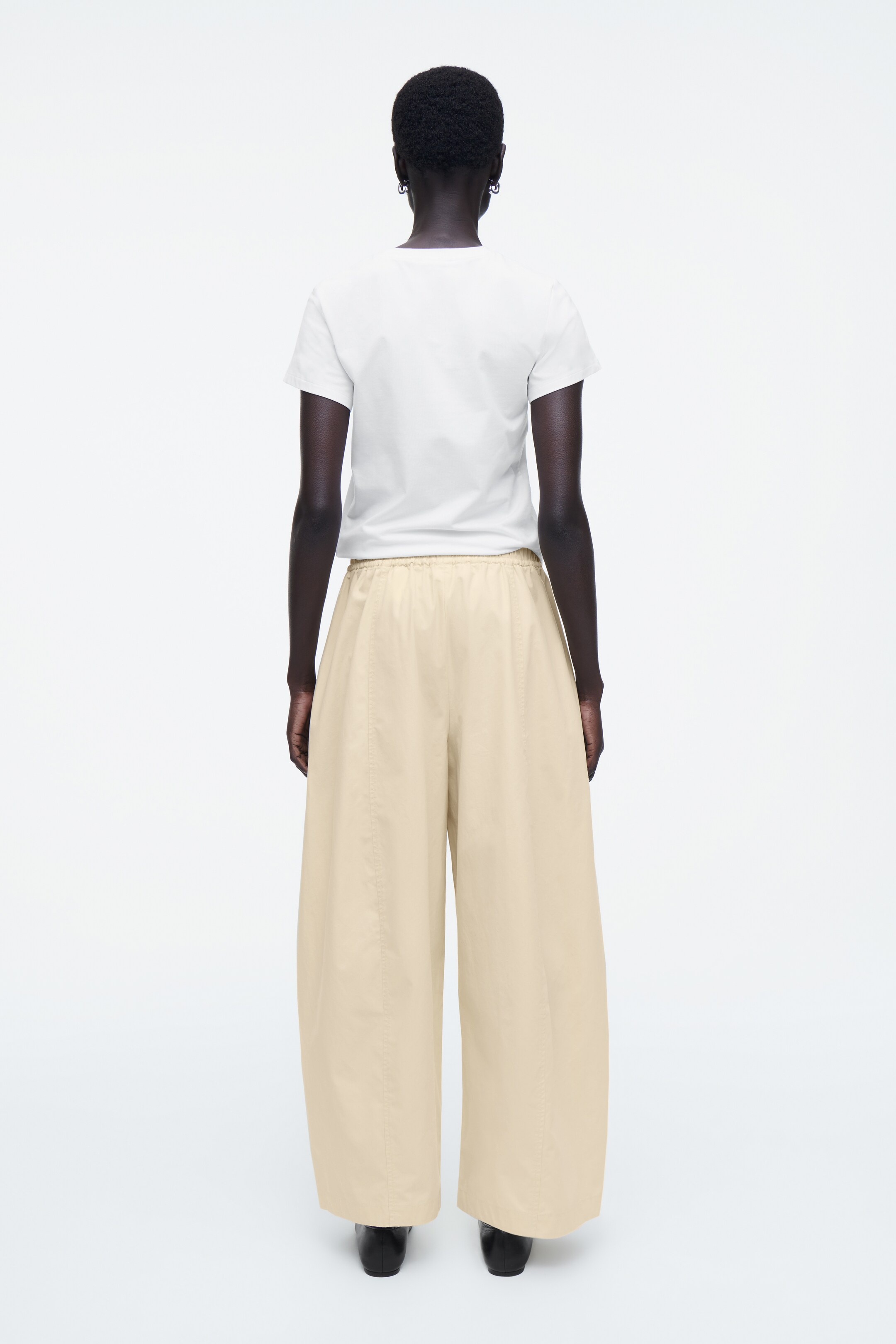 Visa större bild: VIDA BYXOR MED RESÅR I MIDJAN - LJUSBEIGE - DAM | H&M SE 4