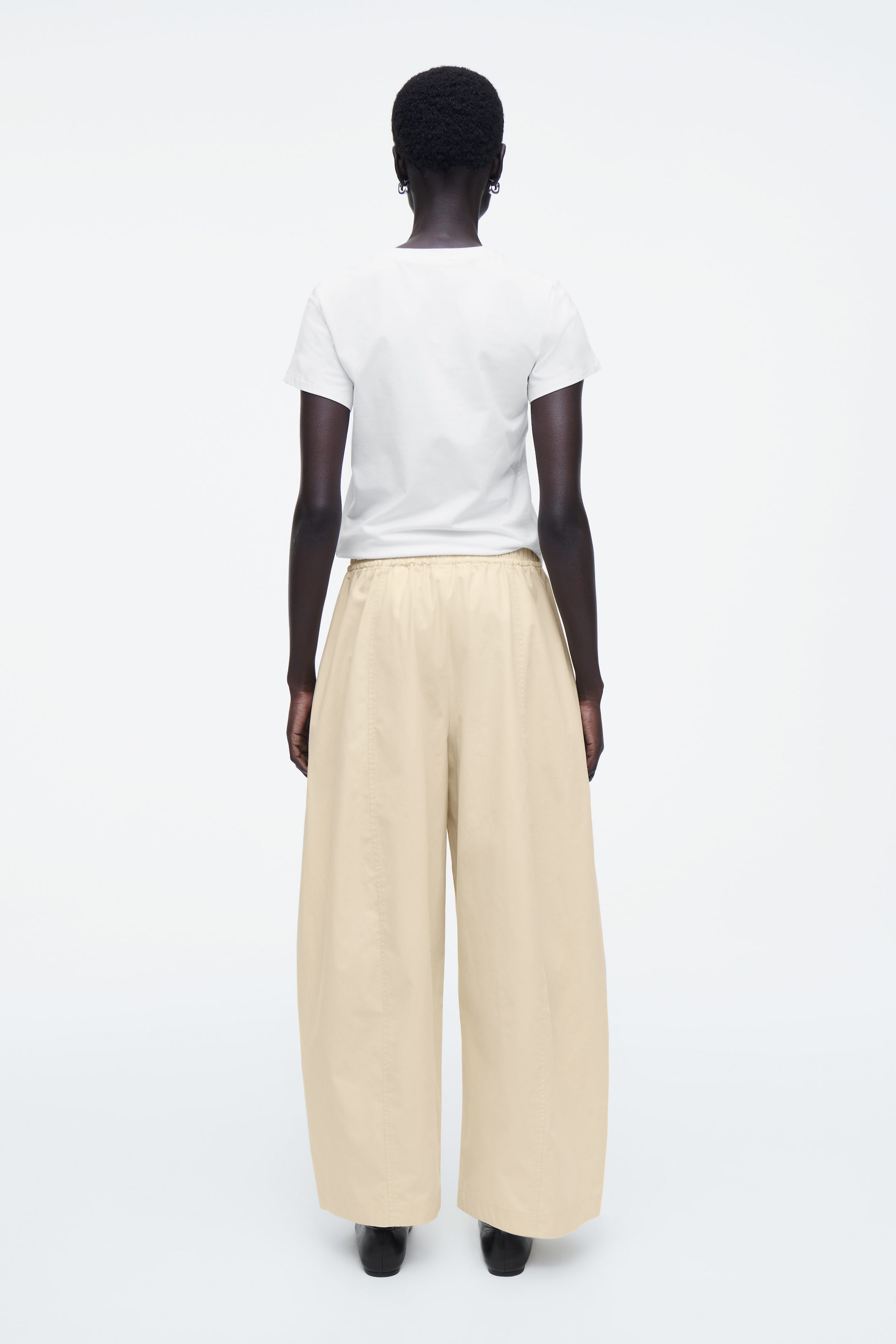 PANTALONI ELASTICIZZATI CON TAGLIO BARREL LEG
