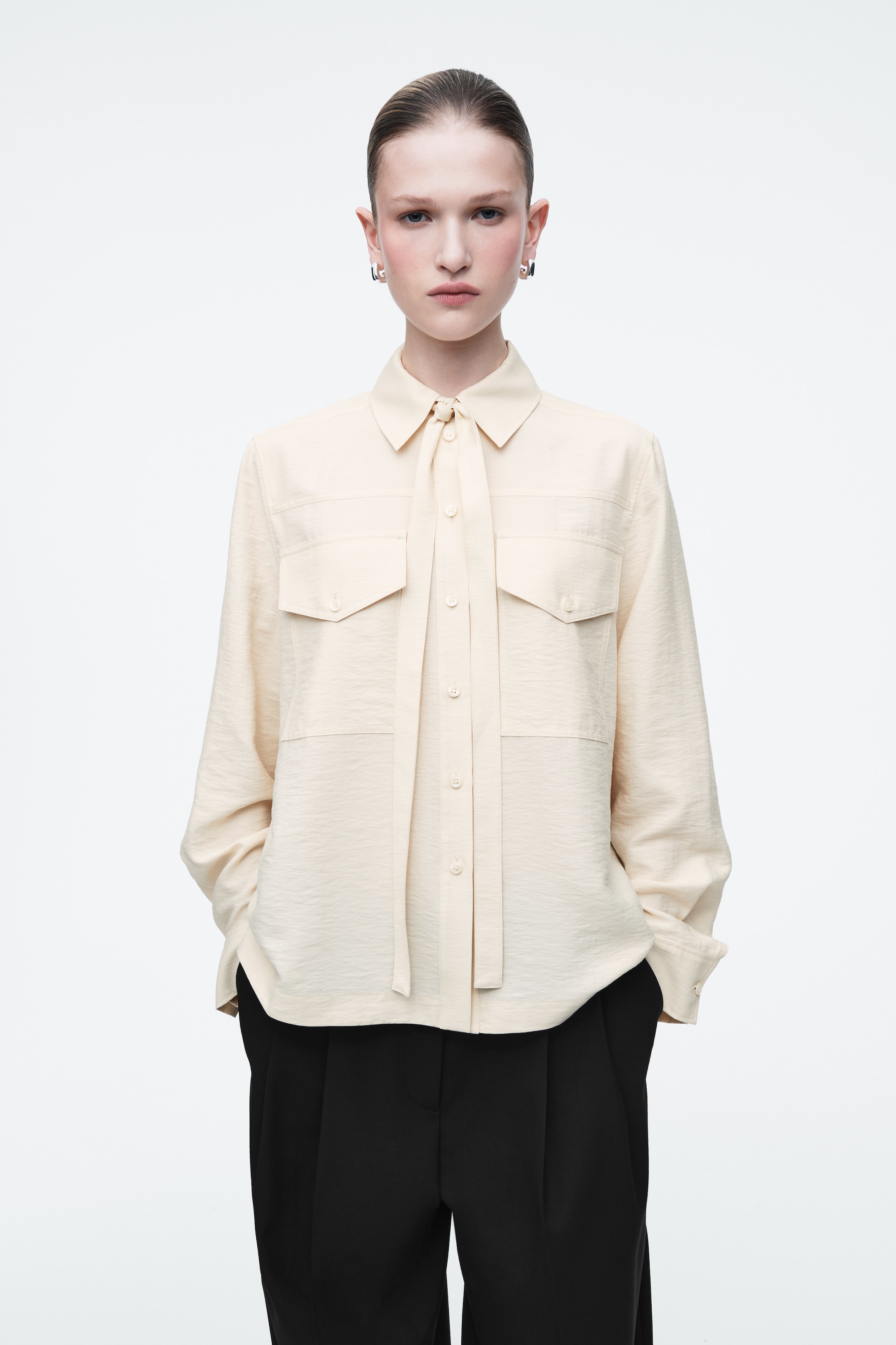 Grösseres Bild ansehen: HEMD MIT SCHALDETAIL - ECRU - DAMEN | H&M CH 1