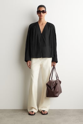 GATHERED LIGHTWEIGHT COTTON V-NECK SHIRT — BLACK 2