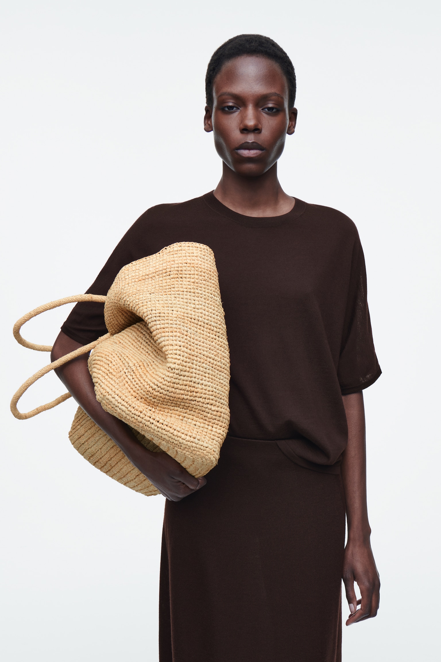 BOLSO TOTE OVERSIZE TEJIDO A MANO - RAFIA - BEIGE/MARRÓN OSCURO - 4
