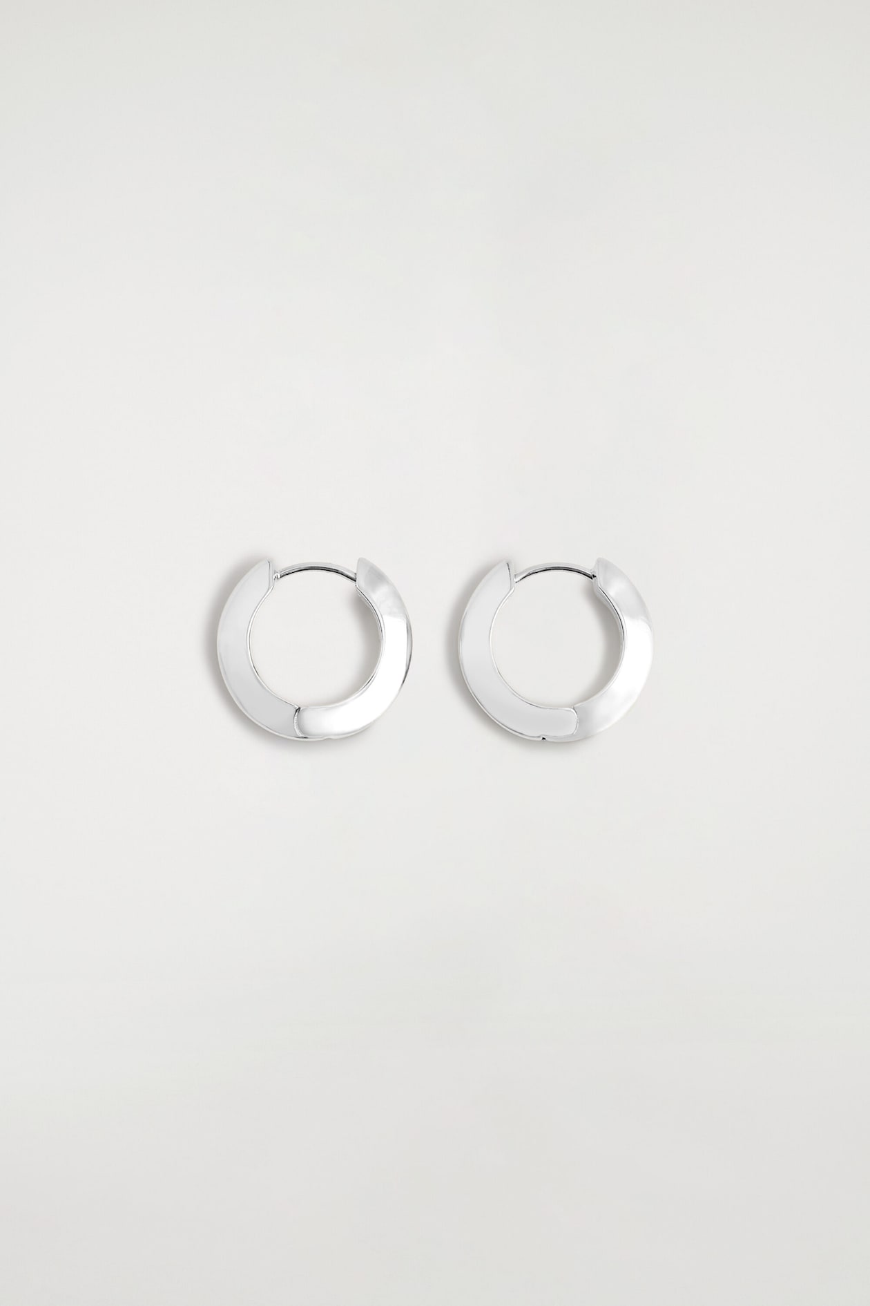 FACETED MINI HOOP EARRINGS — SILVER