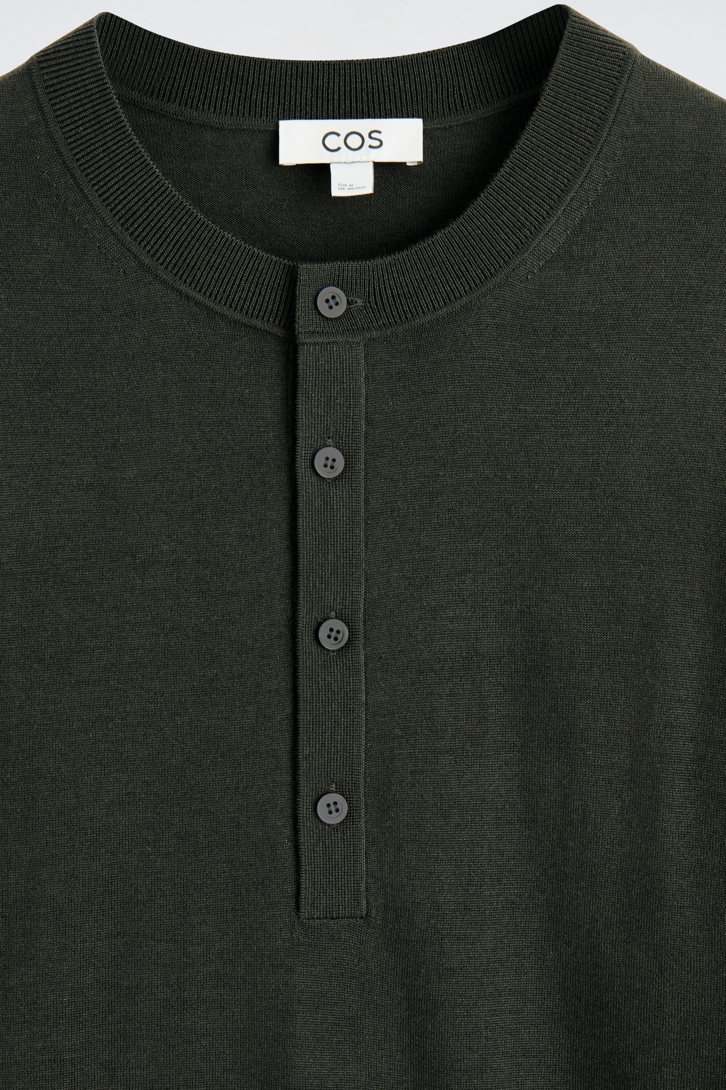 COS スリムメリノウールヘンリートップ SLIM MERINO WOOL HENLEY TOP - DARK GREEN | COS US