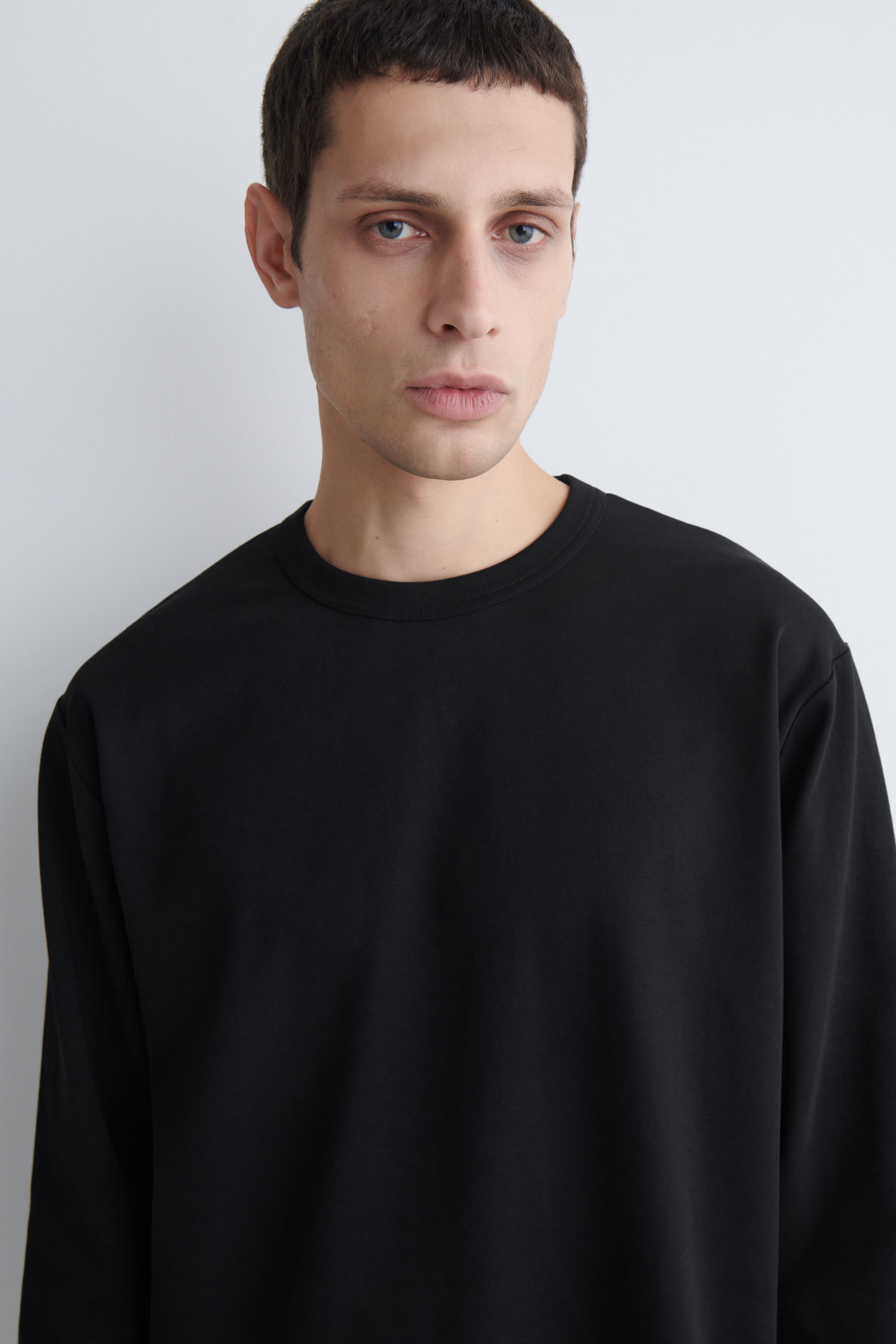 RELAXED JERSEY INTERLOCK LONG-SLEEVED T-SHIRT - BLACK | COS US