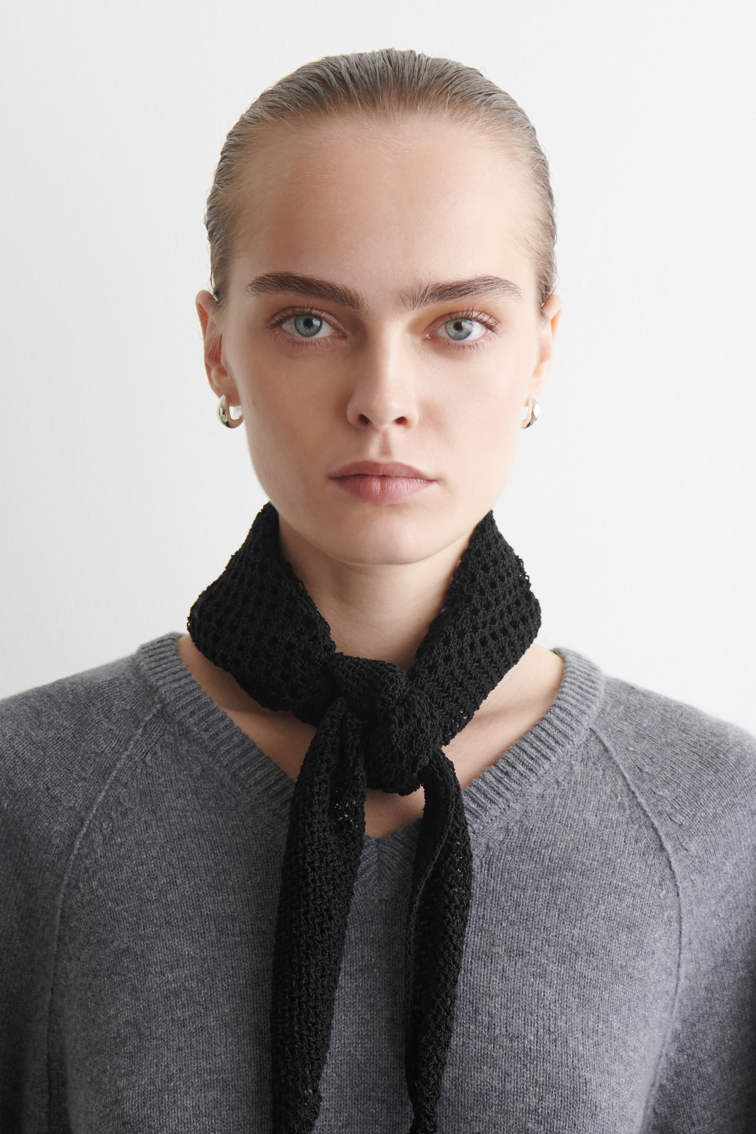 FOULARD TRIANGLE EN MAILLE POINTELLE - NOIR