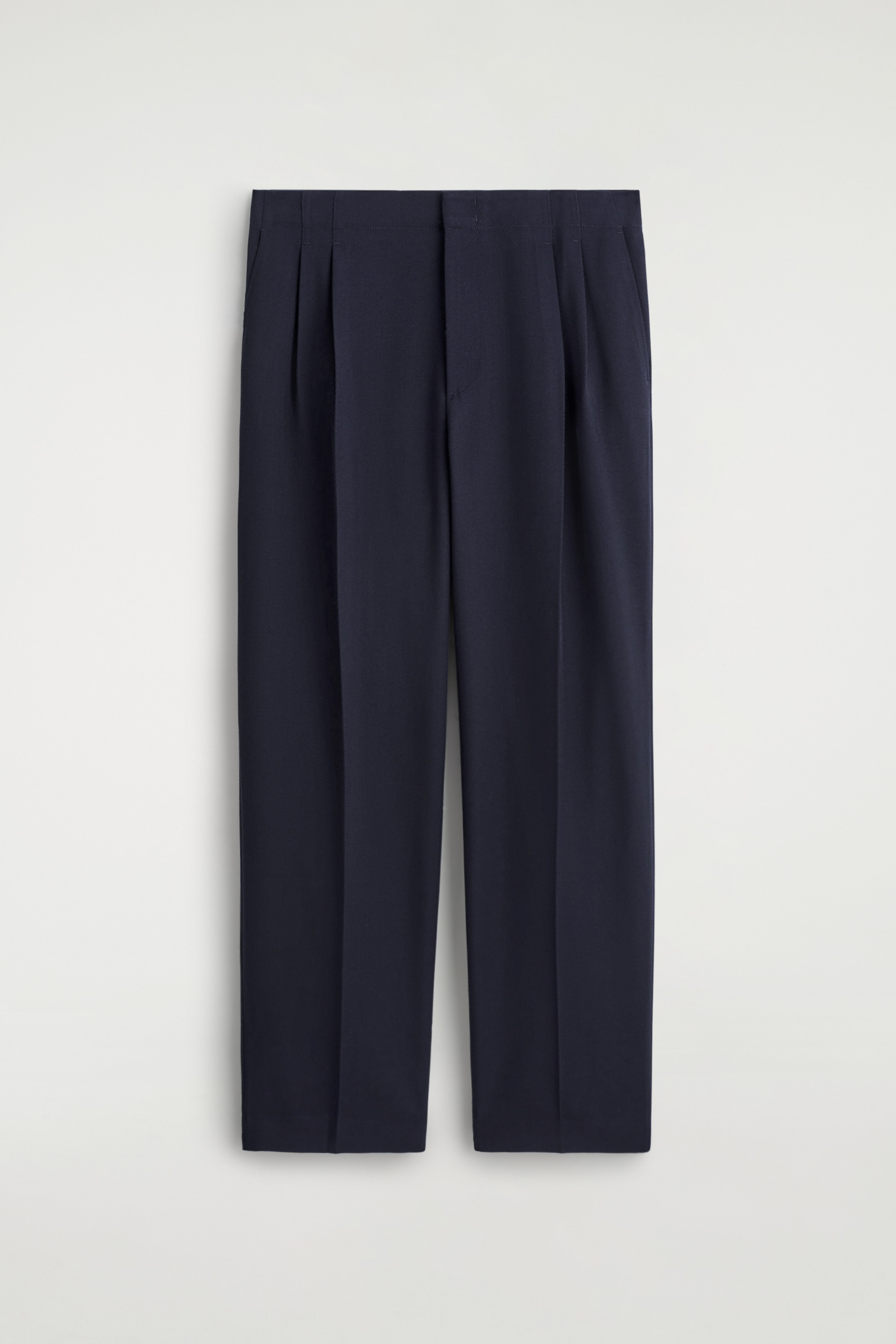 Agrandir l'image: Les pantalons de marine sont présentés face à l'AVANT, montrant une coupe décontractée et droite. Ils présentent une ceinture avant plate avec une double rangée de plis de chaque côté et des poches latérales discrètes.