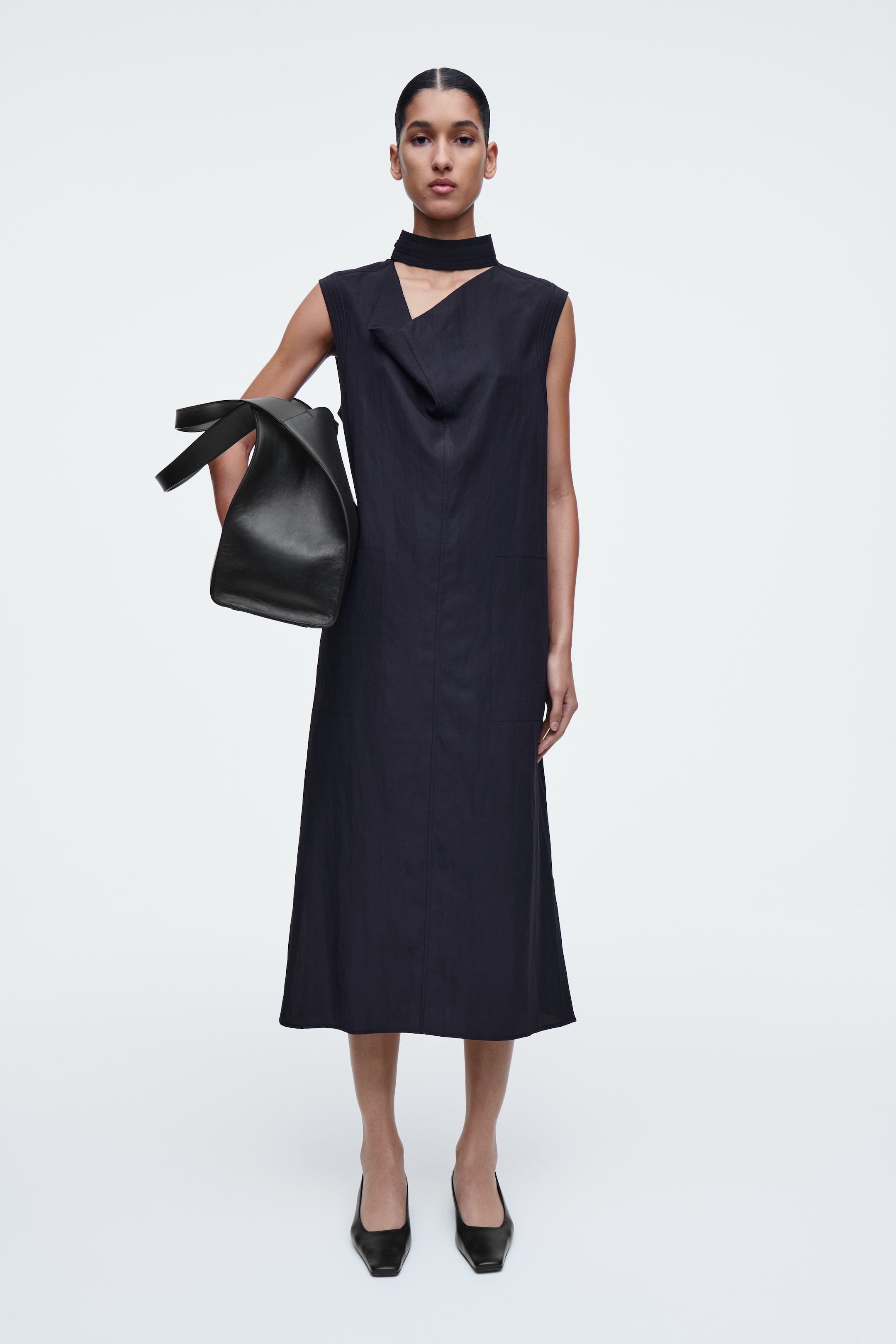 Visa större bild: MIDIKLÄNNING MED UTSNITT OCH DRAPERAD HALSRINGNING - INDIGO - DAM | H&M SE 1